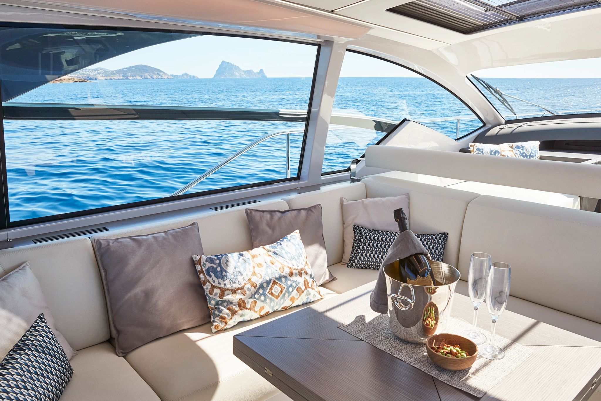 7Pines Pershing  experiencia nautica luxuosa em hotel em ibiza - iate