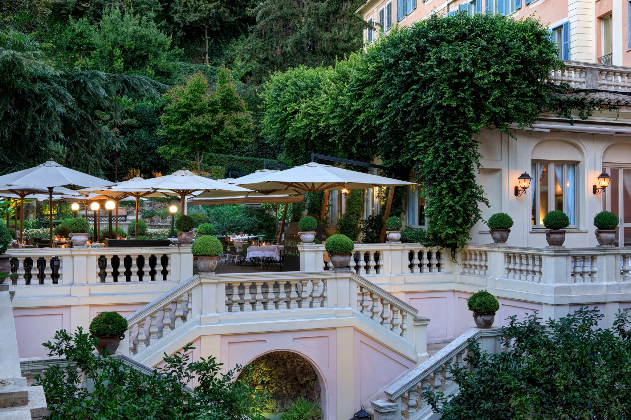 le jardin de russie - amplo jardim - restaurante ao ar livre