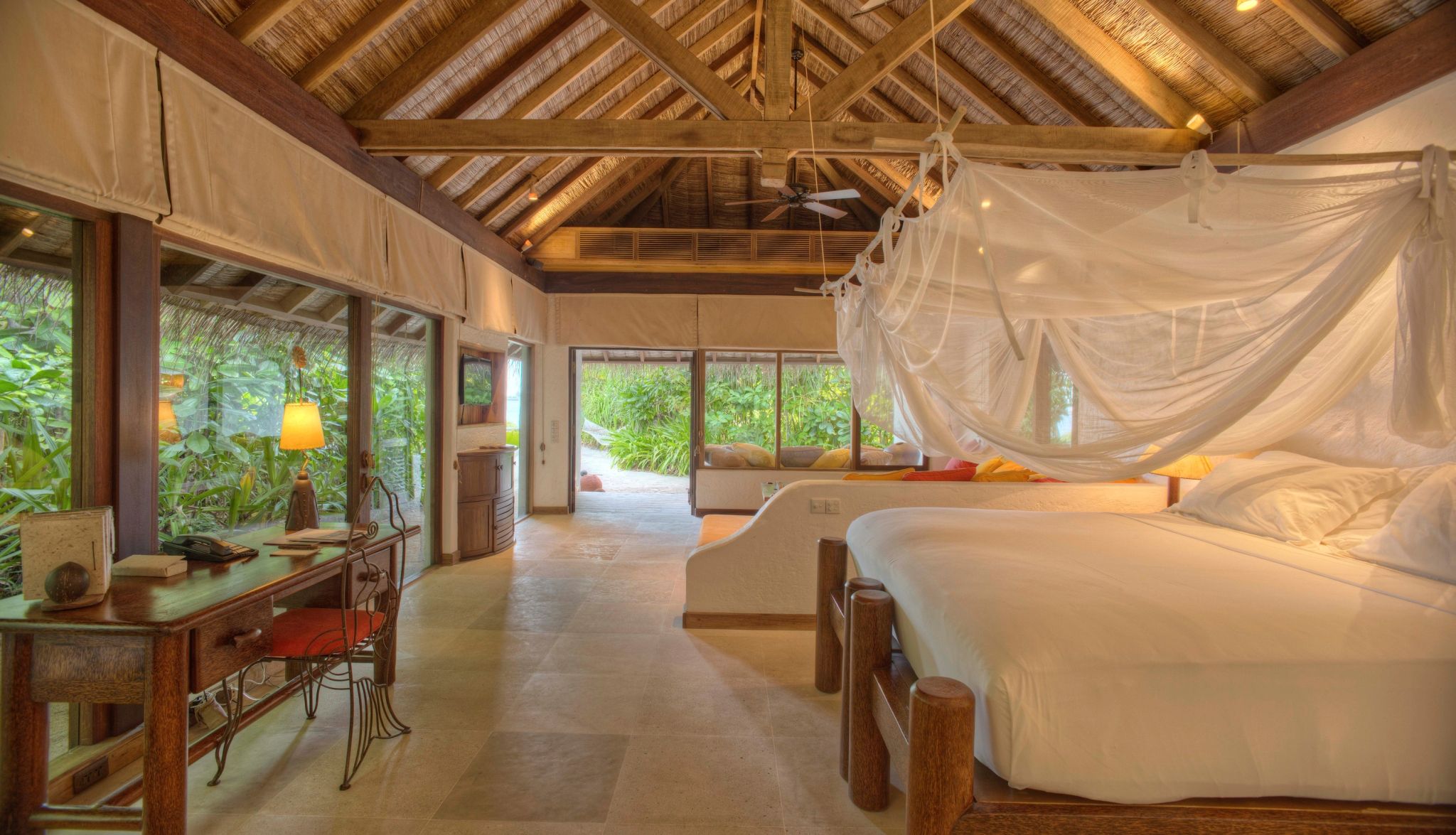 Soneva Fushi Family Suite Pool soneva fushi family suite pool - acomodacao de luxo maldivas - quarto com cama dossel