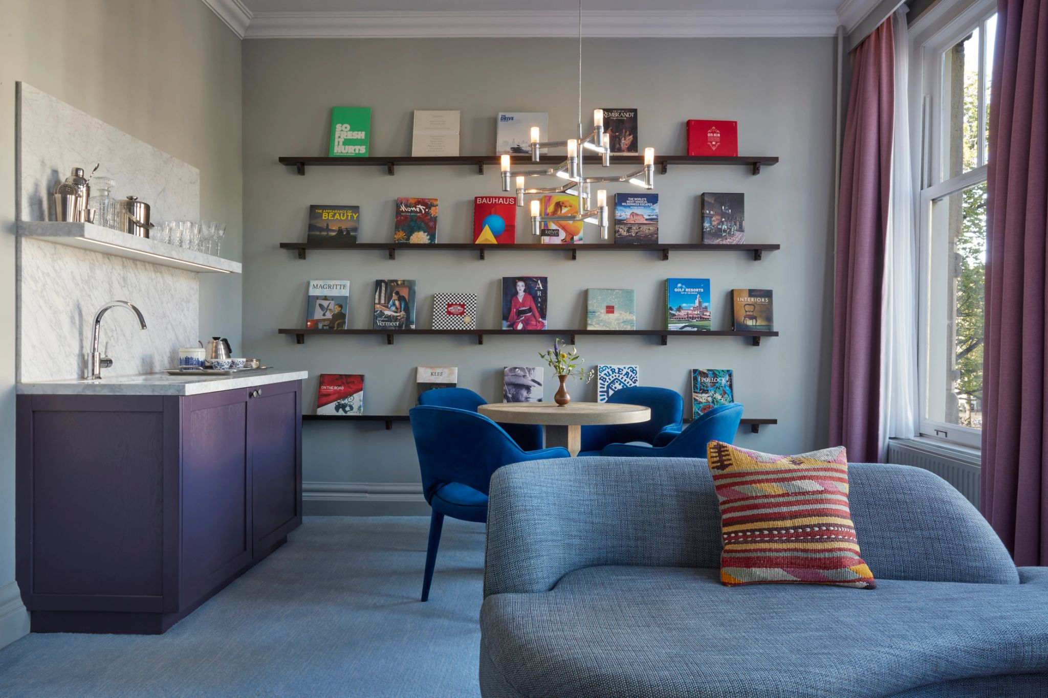 suite com vista - sala de estar - mesa de jantar