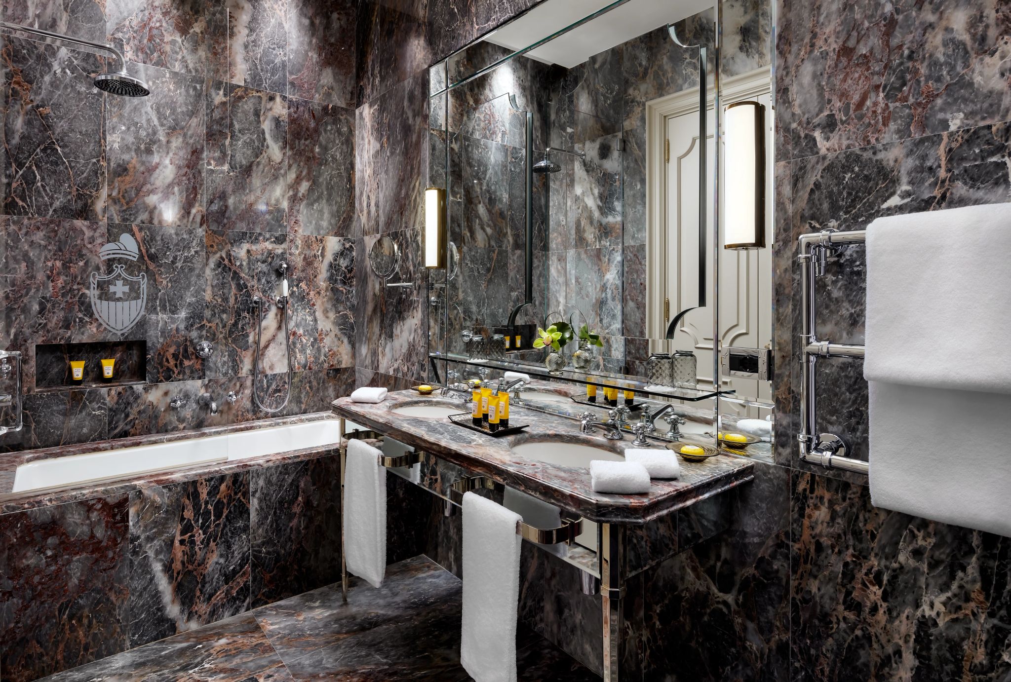 banheiro elegante - banheira de imersao - pia dupla