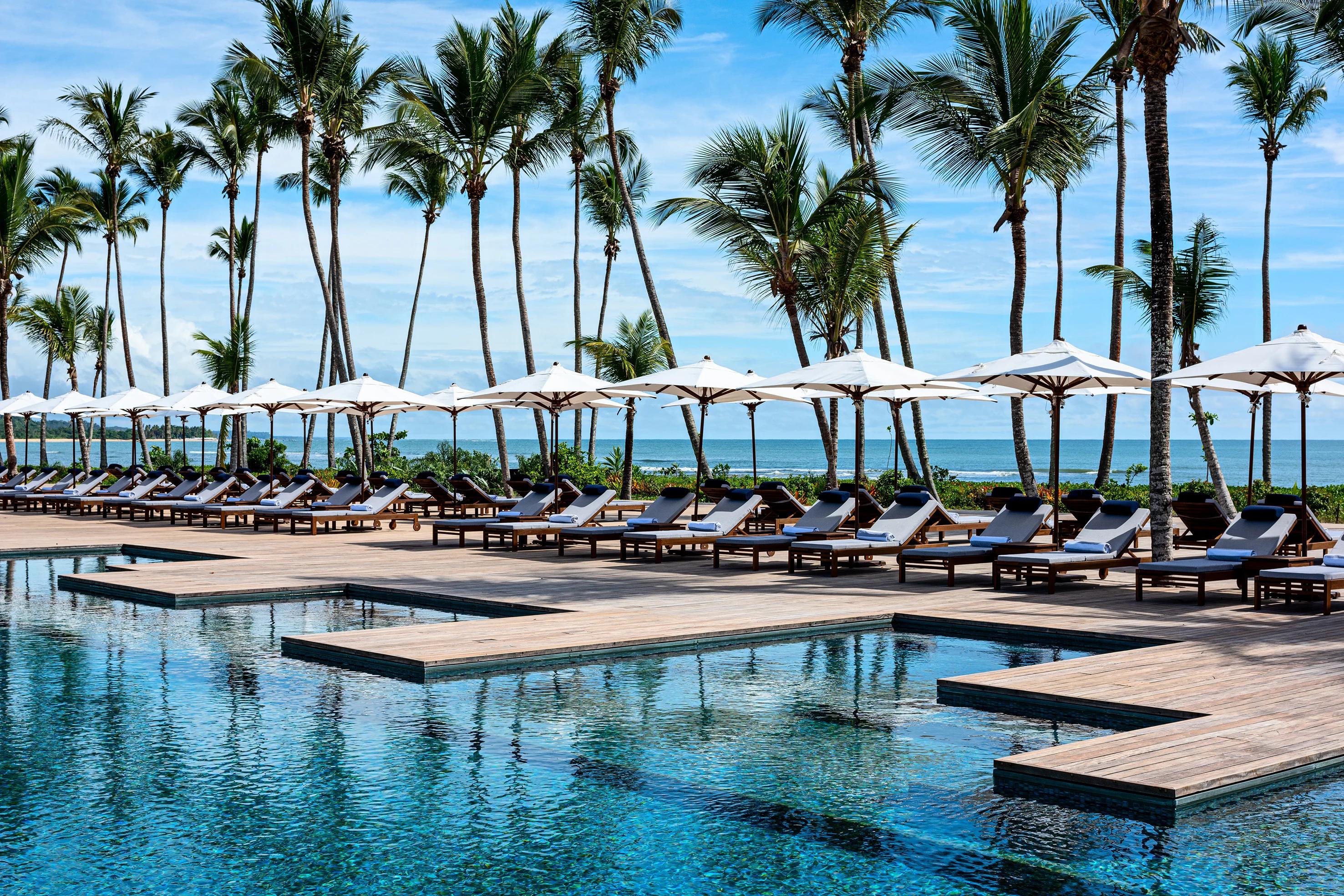 piscina do hotel - deck de madeira do fasano