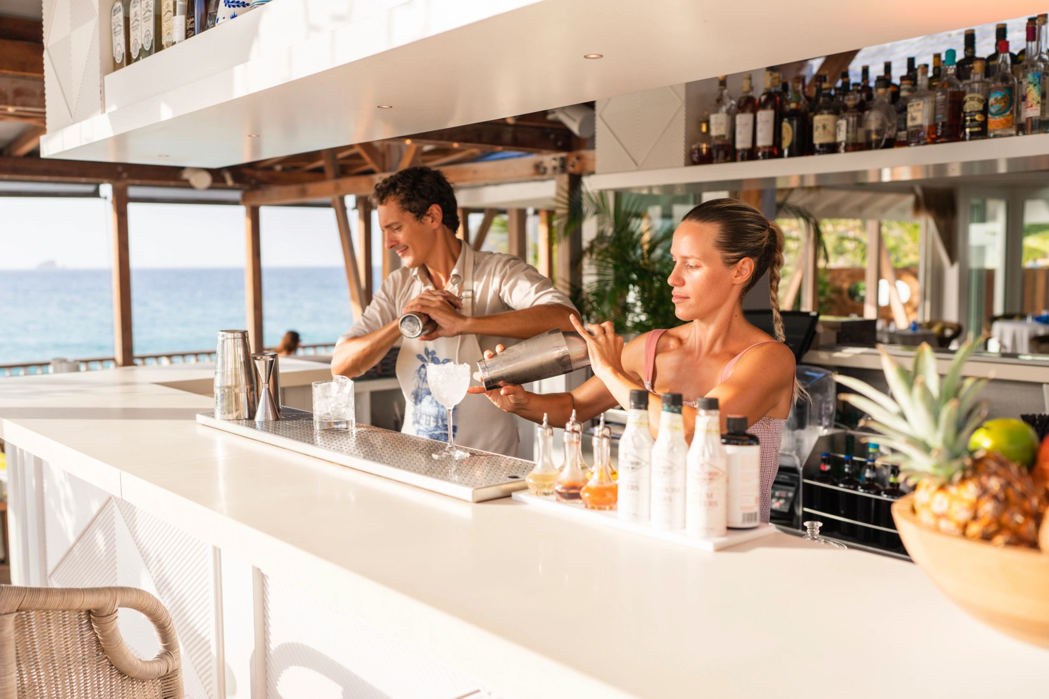 White Bar barman – bar na praia – coqueteis - vitrine de bebidas - bar vista mar