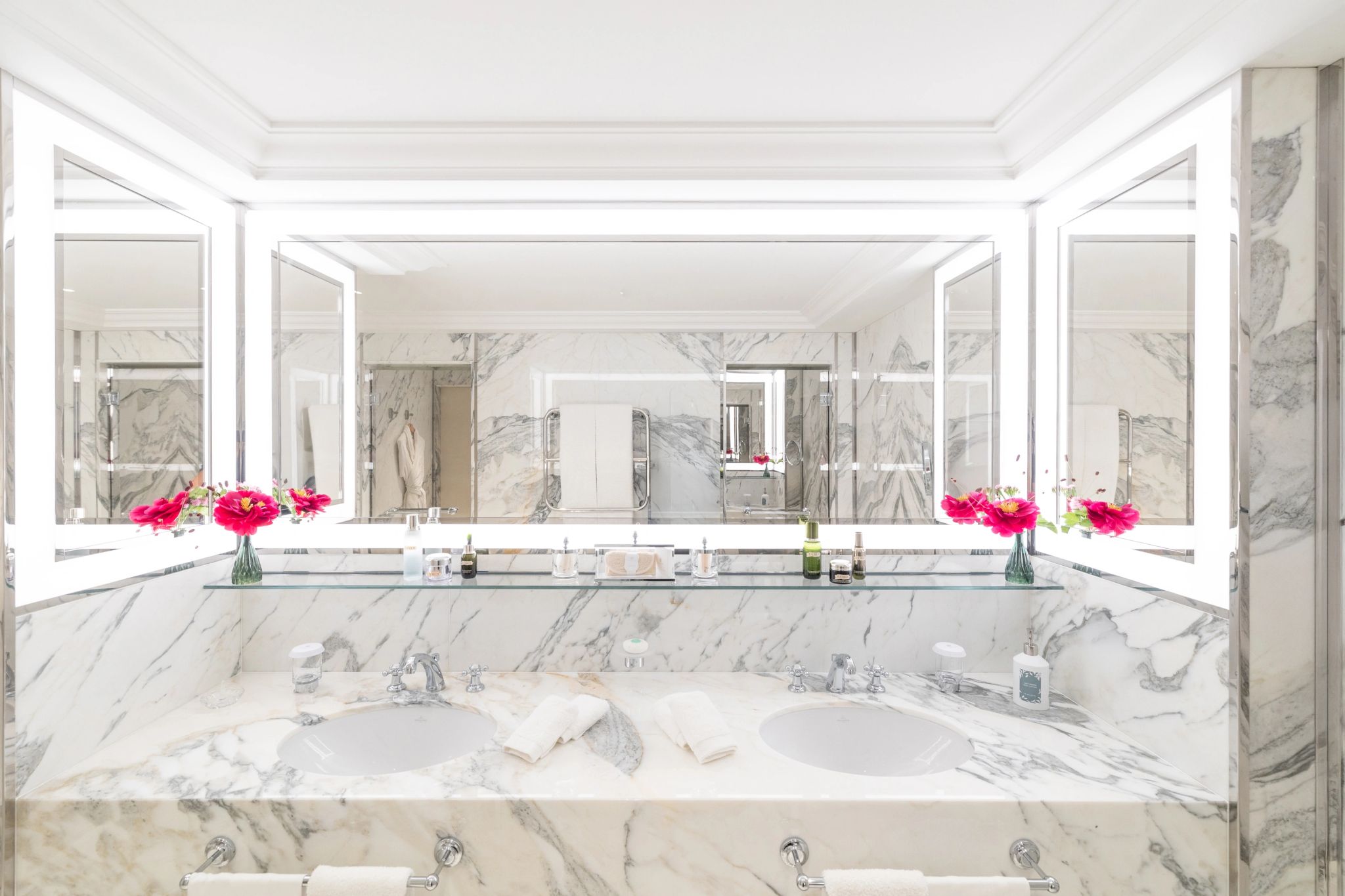 Suite Eden banheiro casal - pia dupla - banheiro em marmore