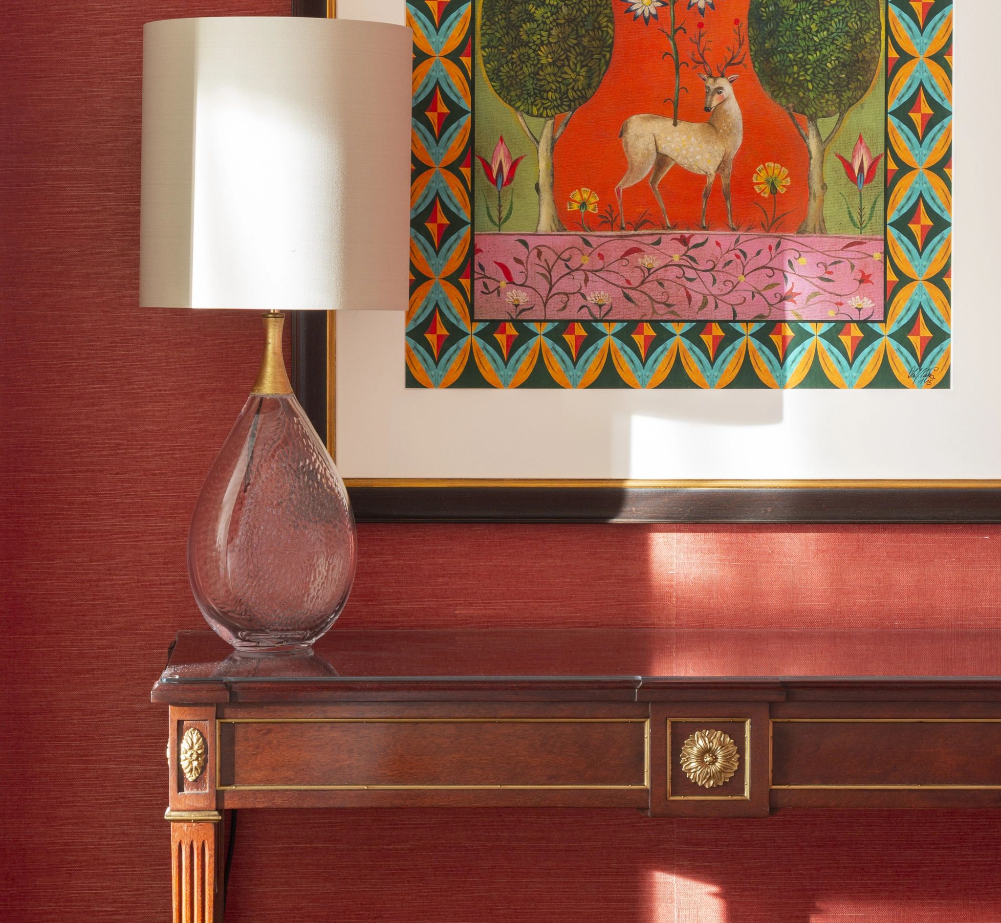 Prestige Junior Suite close de abajur e quadro colorido em painel de madeira