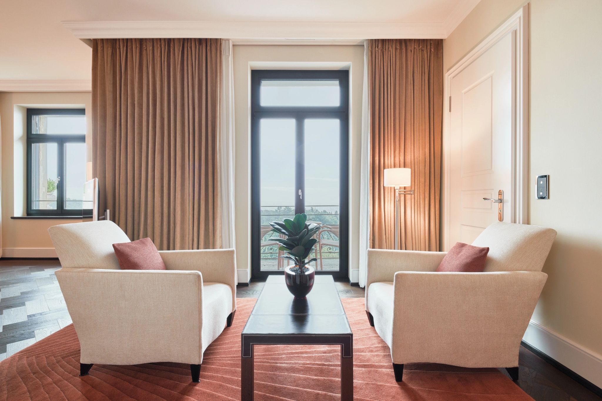 suite com sala – suite com varanda – suite de luxo - poltronas classicas