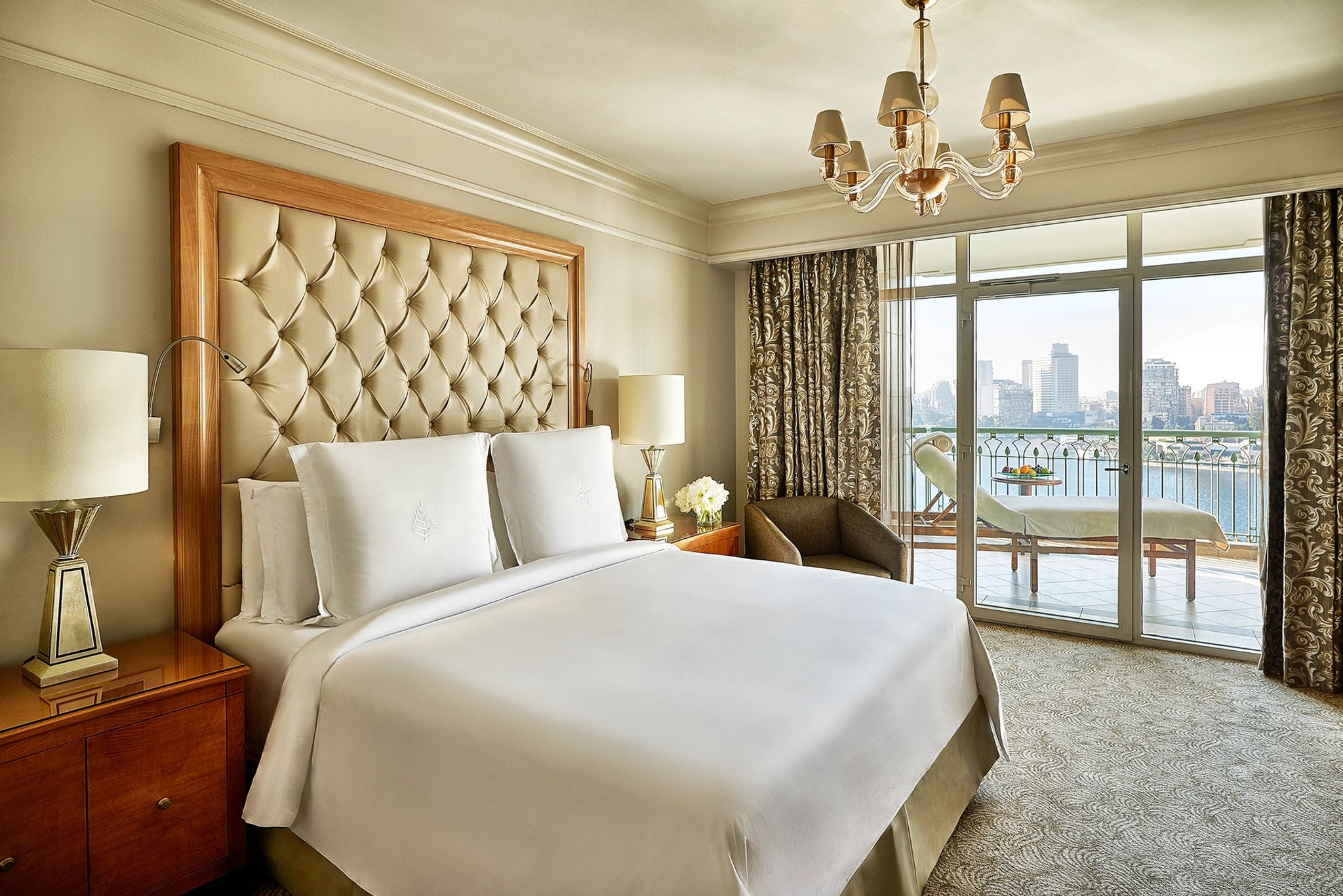 Four Seasons Executive Suite cama king-size – roupa de cama premium – iluminacao natural