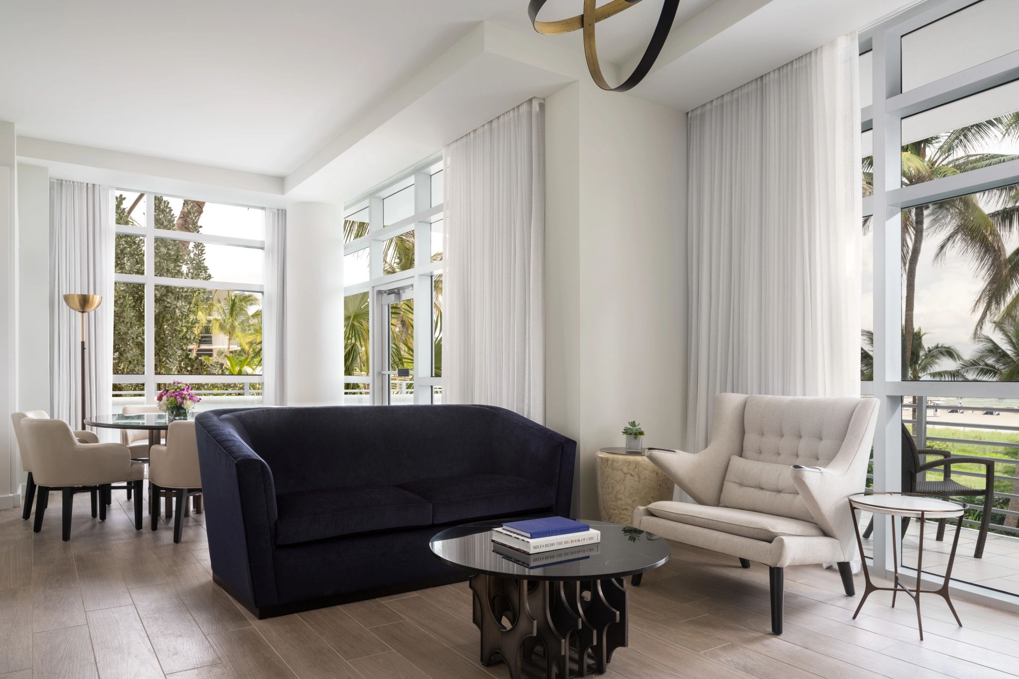 One Bedroom Larger Suite sala de estar - sala de jantar - suite ampla