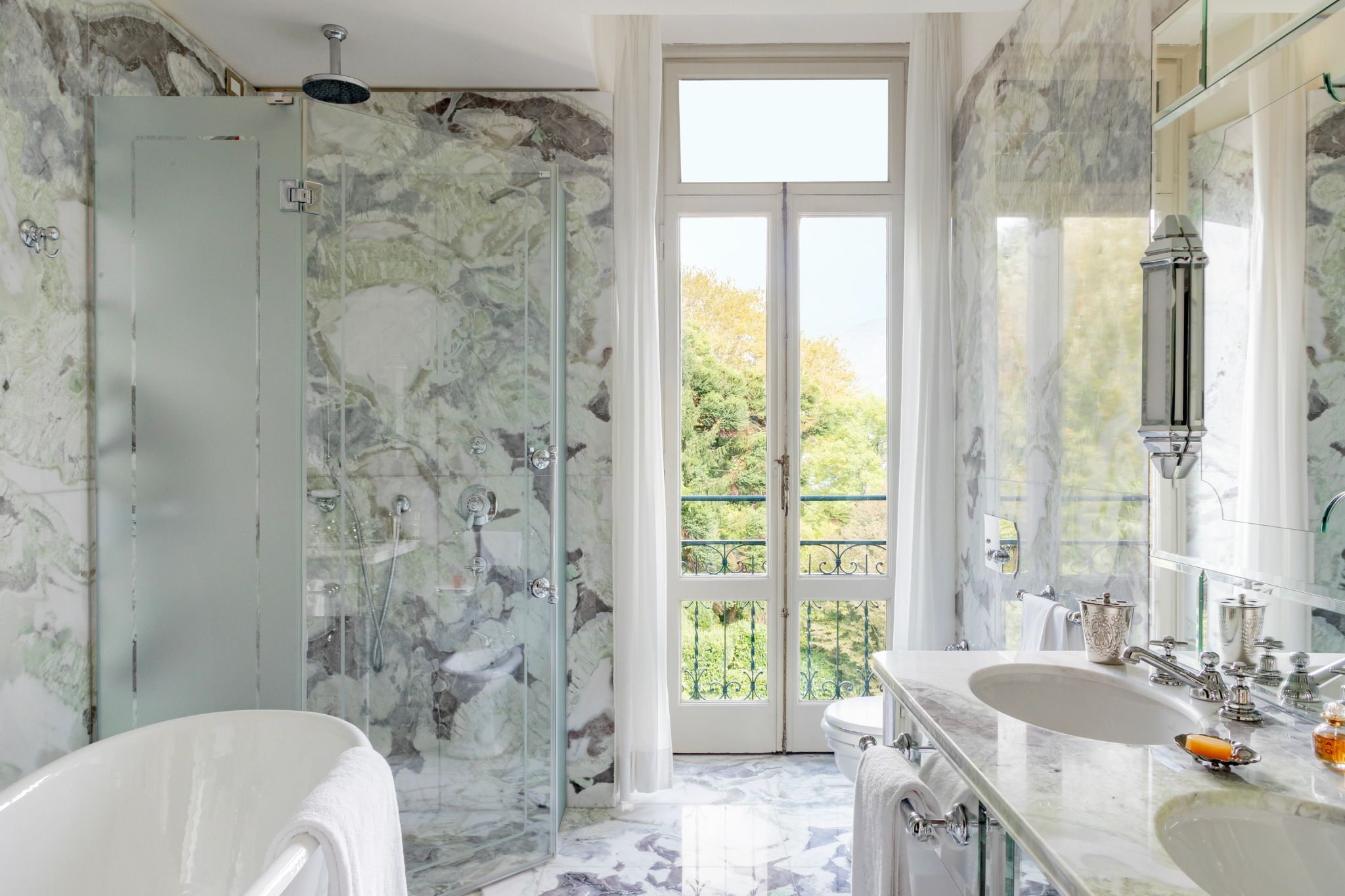 Lake View Deluxe banheiro em marmore – banheira de luxo – banho premium