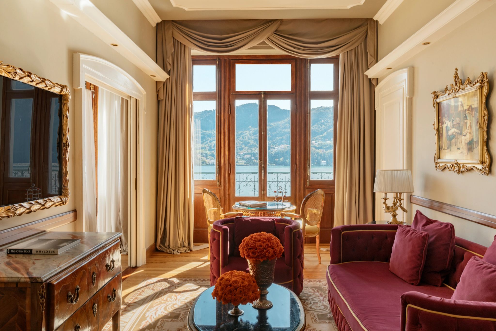 Signature Suite sala de estar - vista lago di como – mobiliario classico