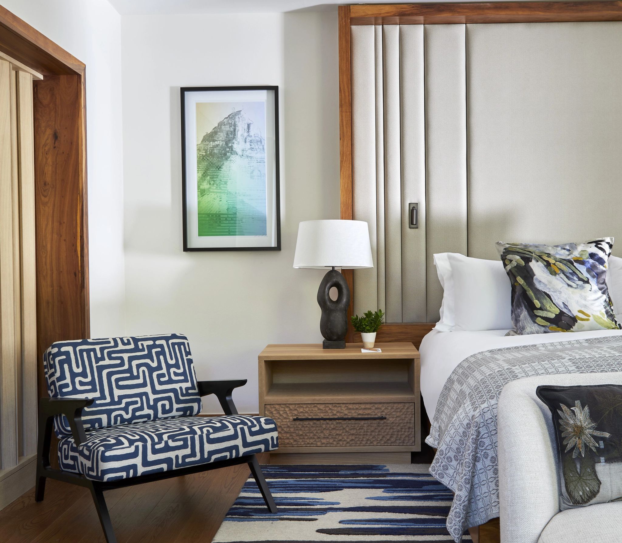 poltrona estampada - cama king - suite casal - decoraçao moderna