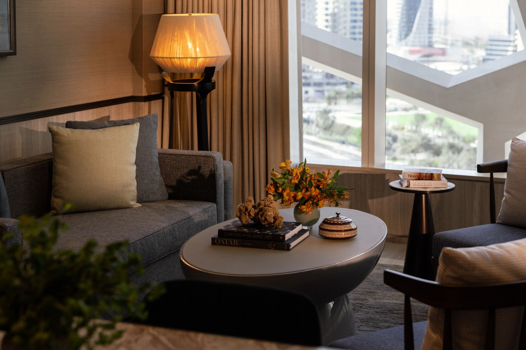 Deluxe Lagoon View Suite sala de estar - sala moderna - sofa confortavel