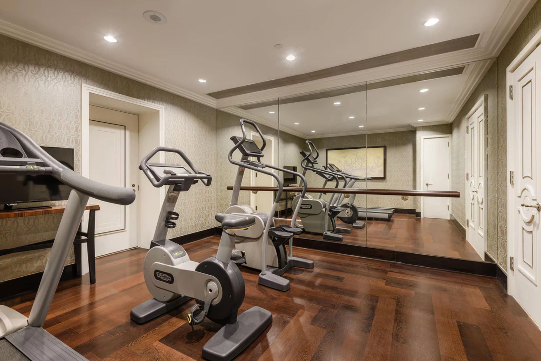 Royal Suite fitness royal suite cairo - peloton sala spa suite - área exercício hotel luxo cairo