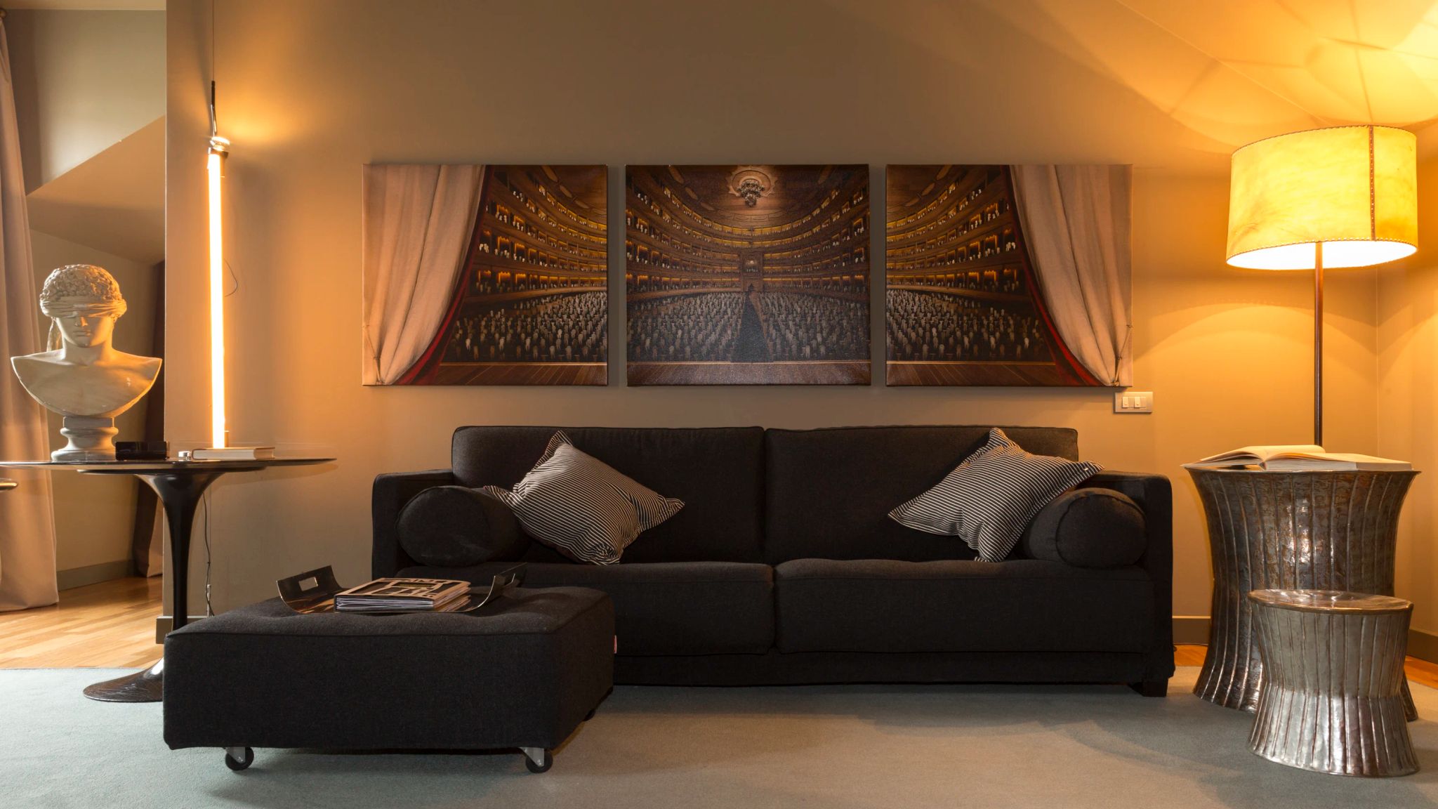 Designer Suite suite com sala - sala privativa - sala moderna - escultura classica