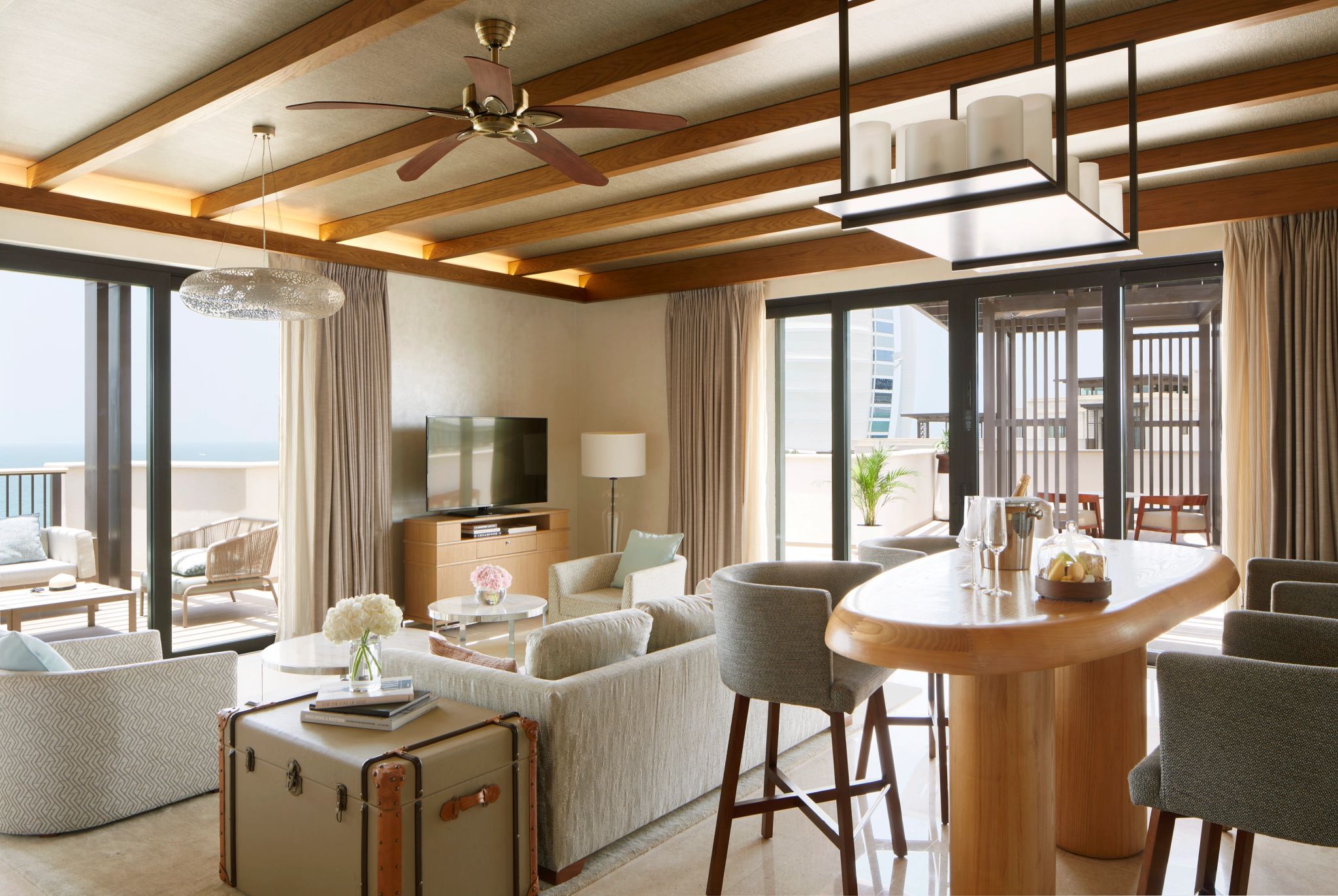 Burj View Suite suite vista burj al arab – mesa de jantar – sala de estar