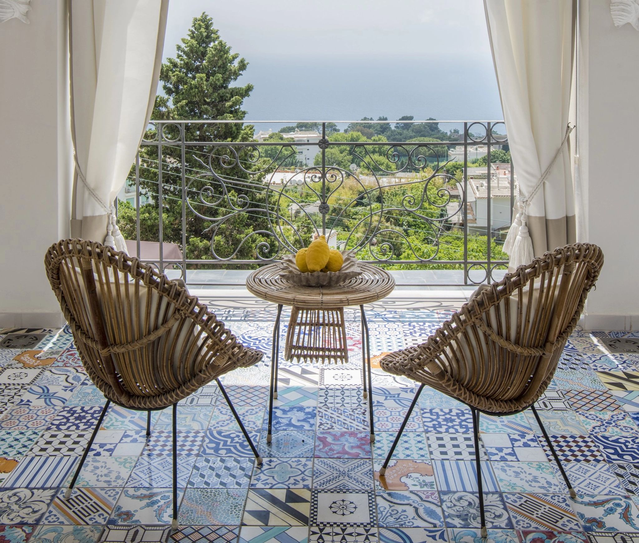 Studio Suite Sea View varanda – vista patio – cadeiras confortaveis