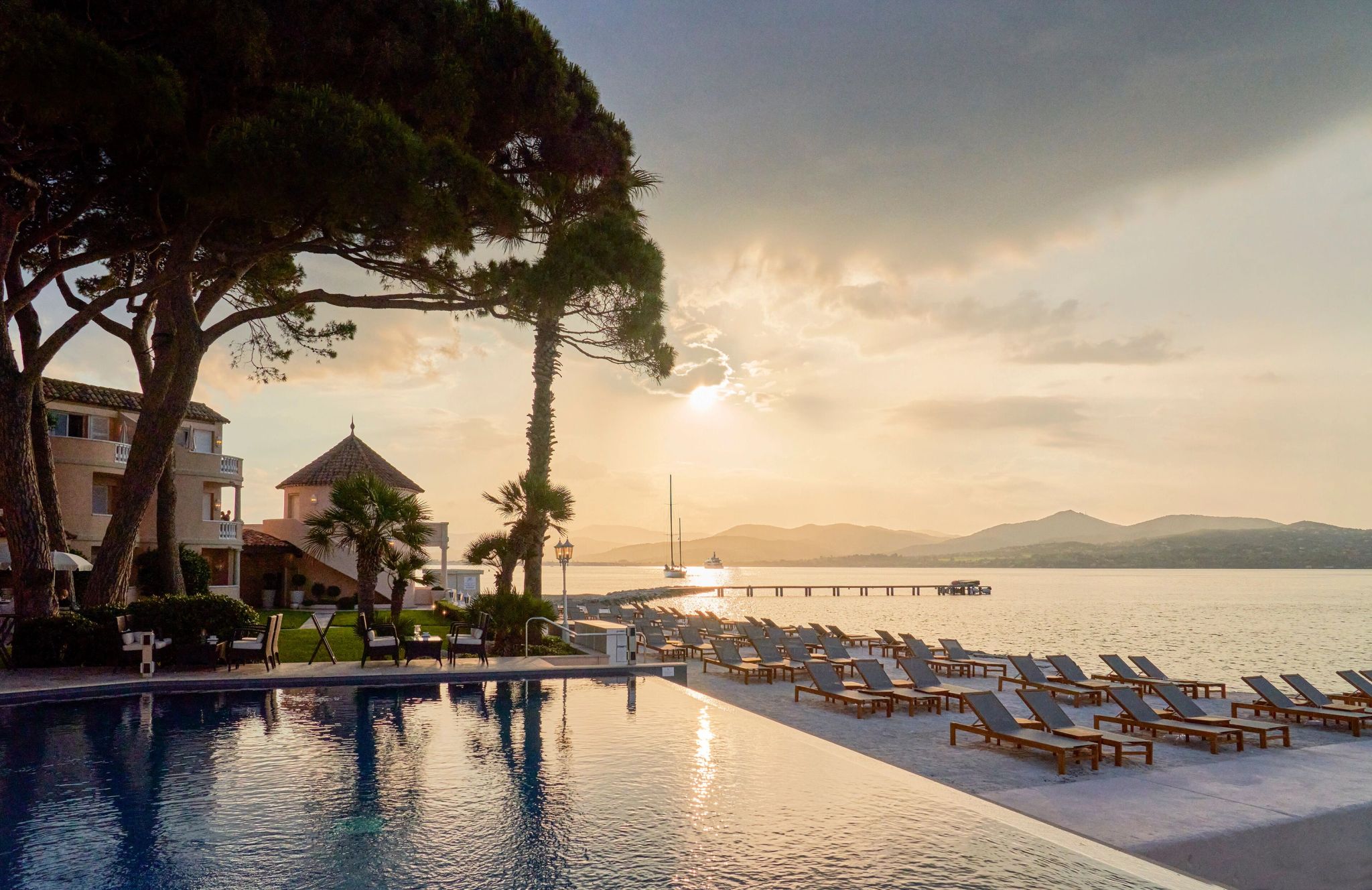 piscina ao ar livre - piscina de luxo – piscina frente mar