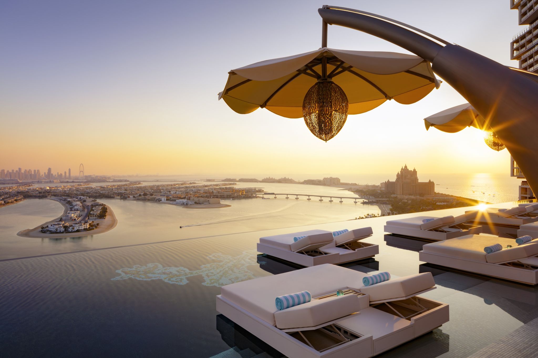 cadeiras de piscina – vista pôr do sol – piscina borda infinita