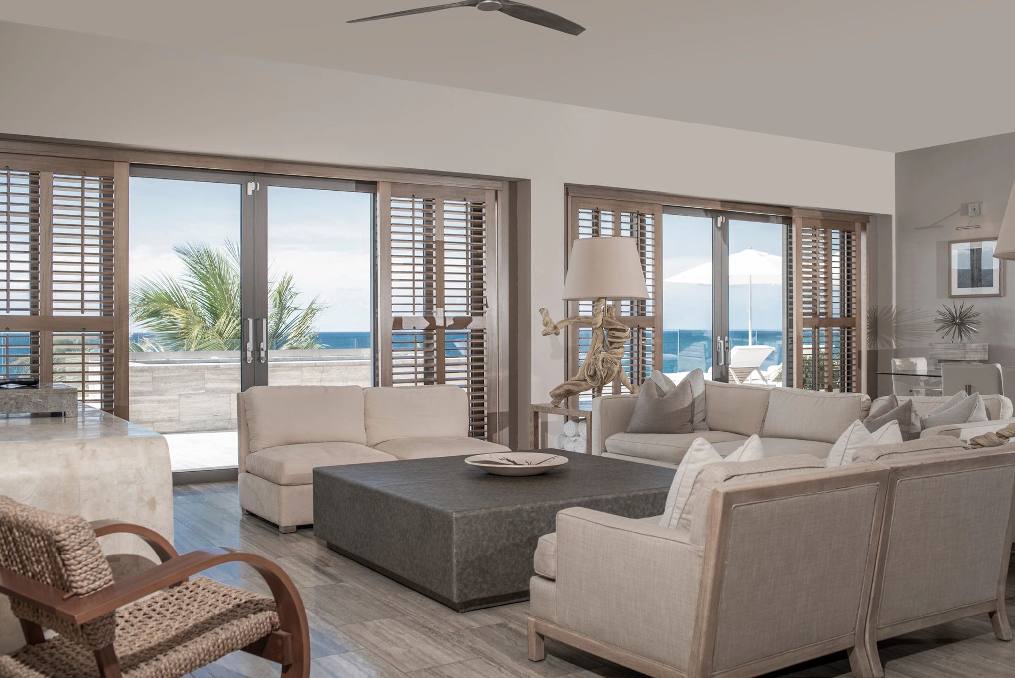 Three Bedroom Ocean View Penthouse vista panoramica – sala de estar – design clean