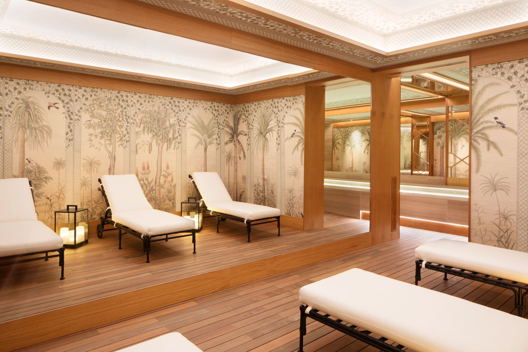Área da piscina espreguiçadeiras - lounge da piscina - piscina coberta
