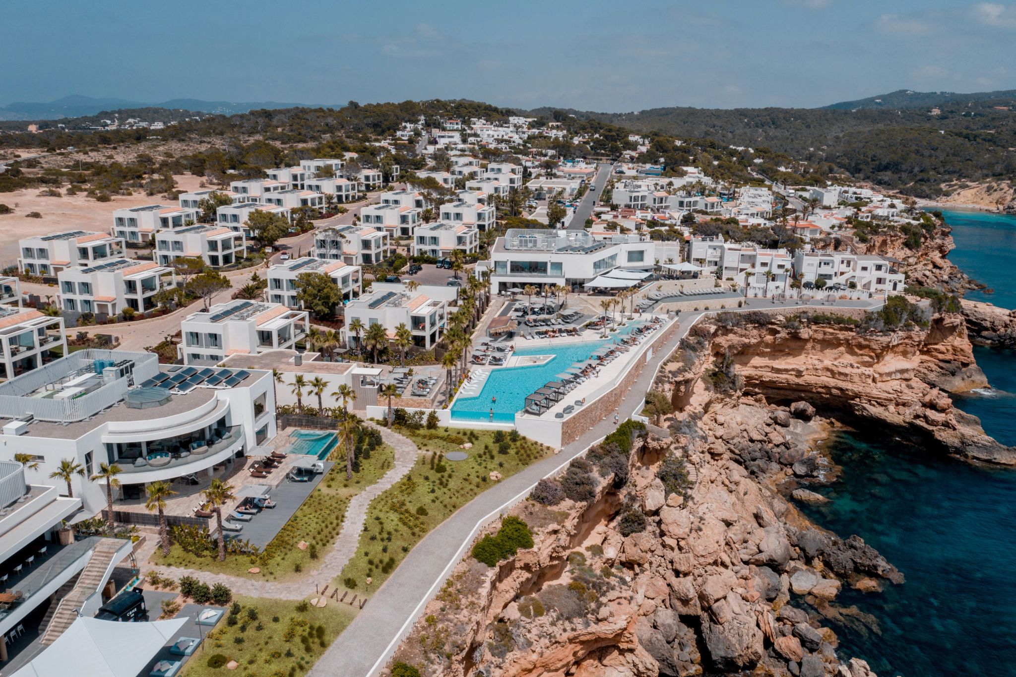 Vista Aérea hotel luxuoso em ibiza com acomodacoes frente mar