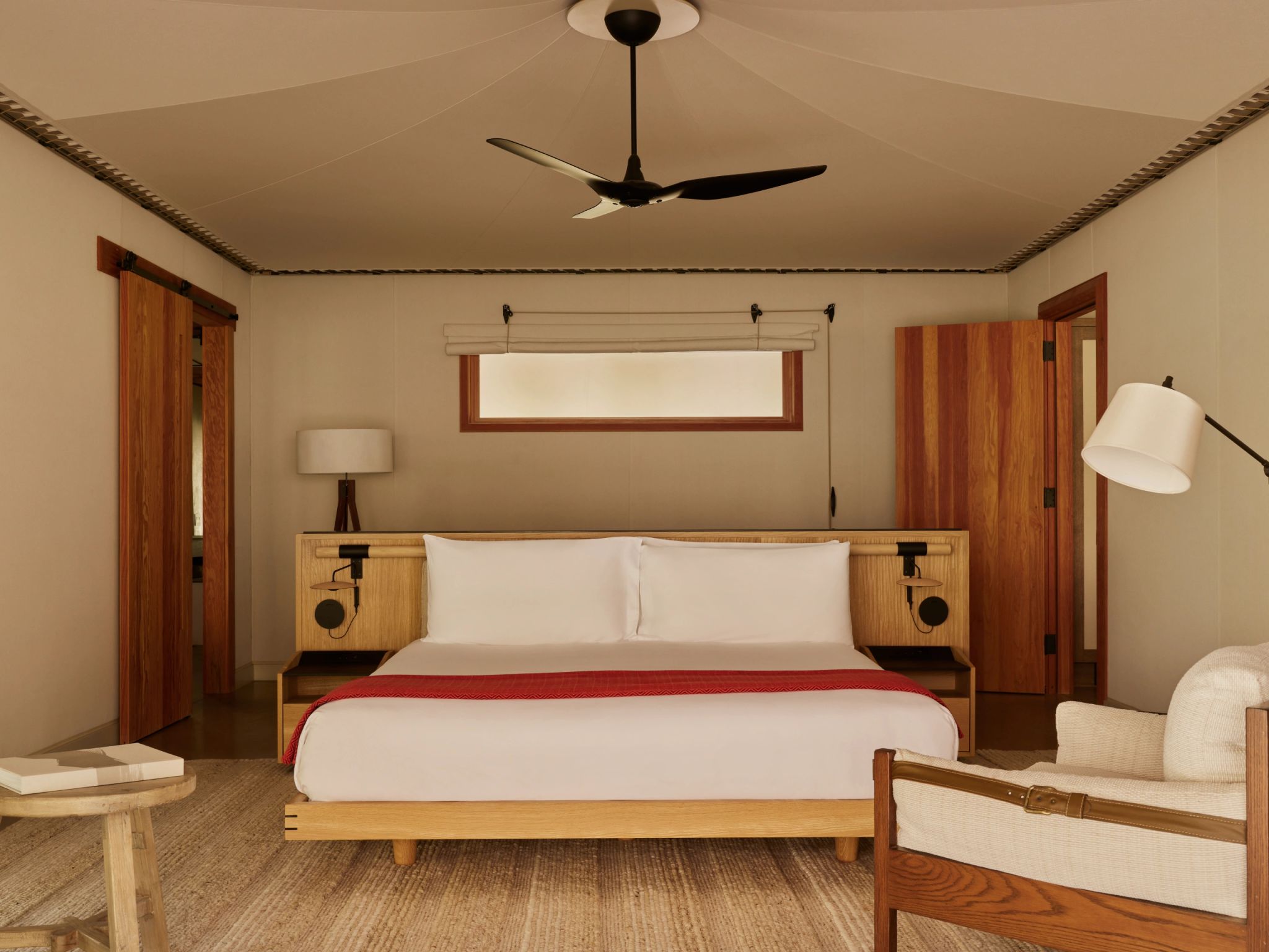 One Bedroom Tended Pavilion   cama king - decoraçao em madeira – suite ampla