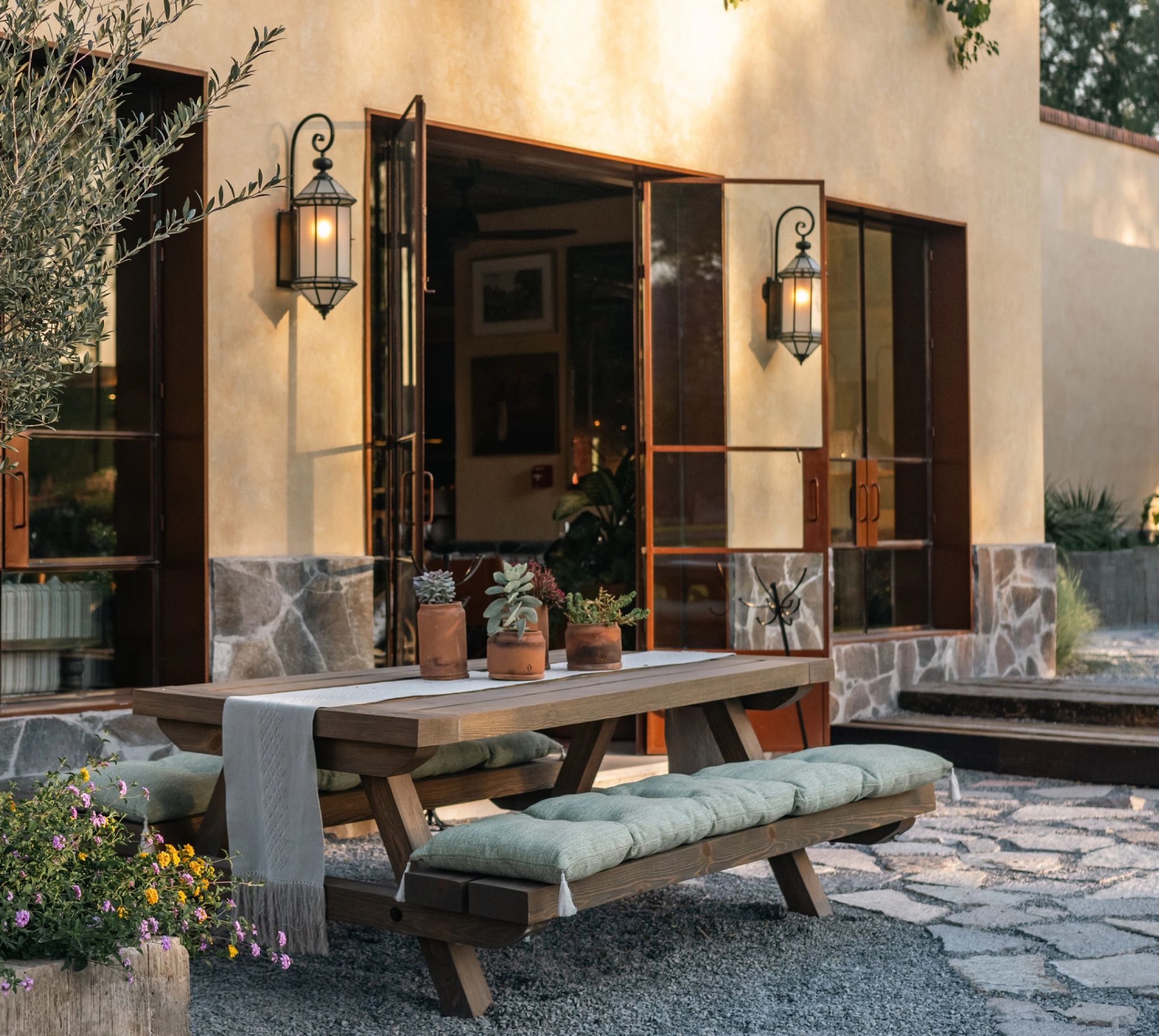 Rosewood San Miguel de Allende espaco ao ar livre com sofas e vegetacao - ambiente elegante para relaxar