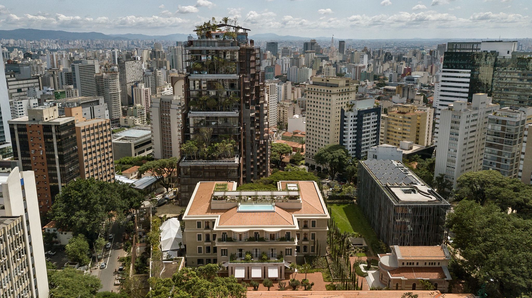 vista aérea do hotel rosewood sao paulo com prédios em volta