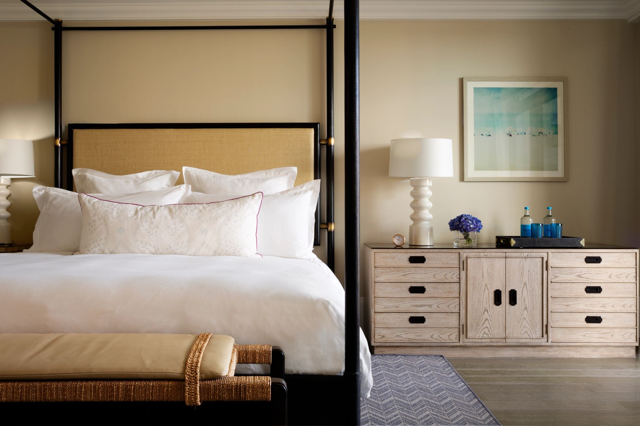 cama king – suite casal – cama de dossel - suite moderna - suite espaçosa