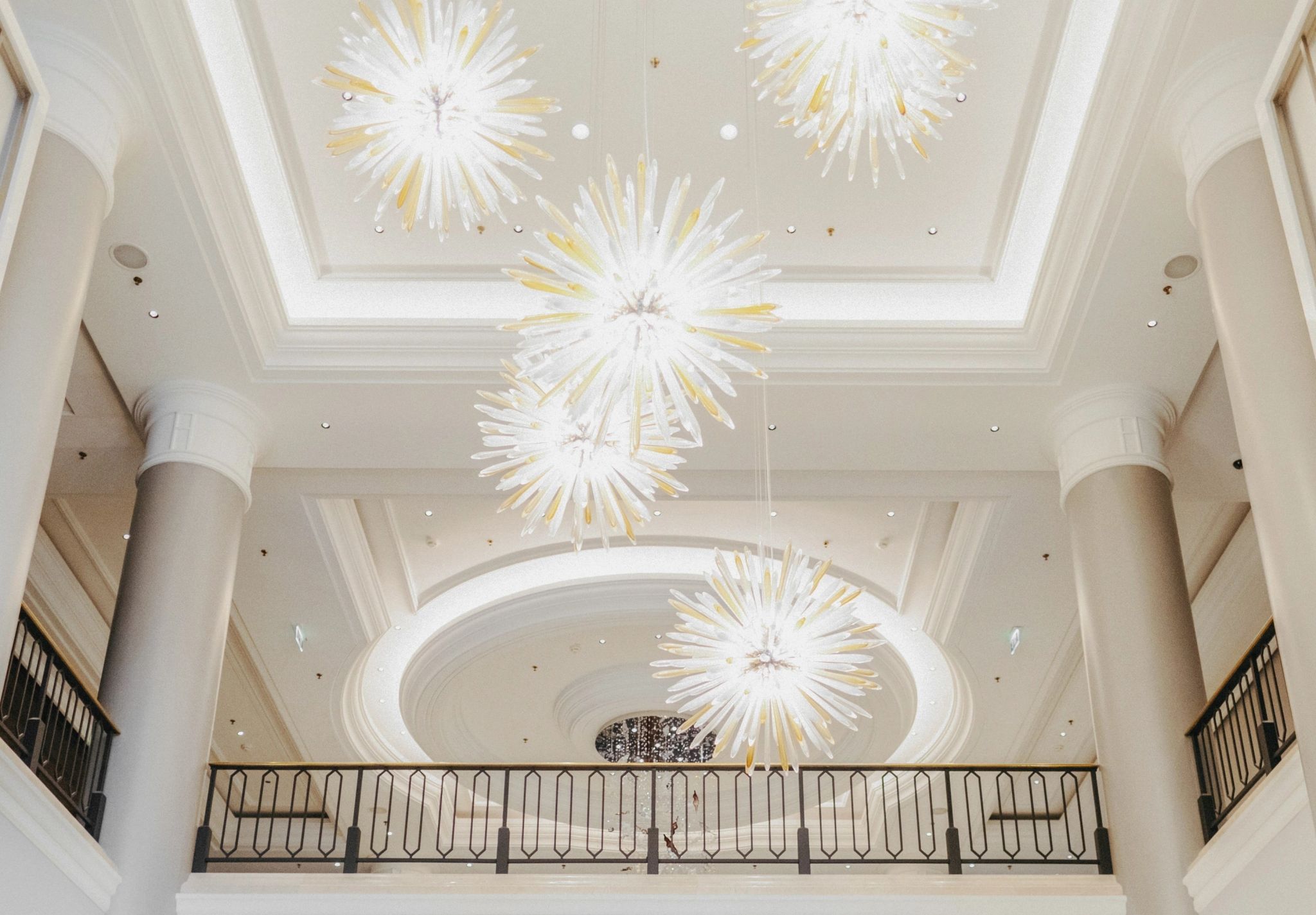 Lobby do hotel design de luxo – lustres modernos – arquitetura de luxo