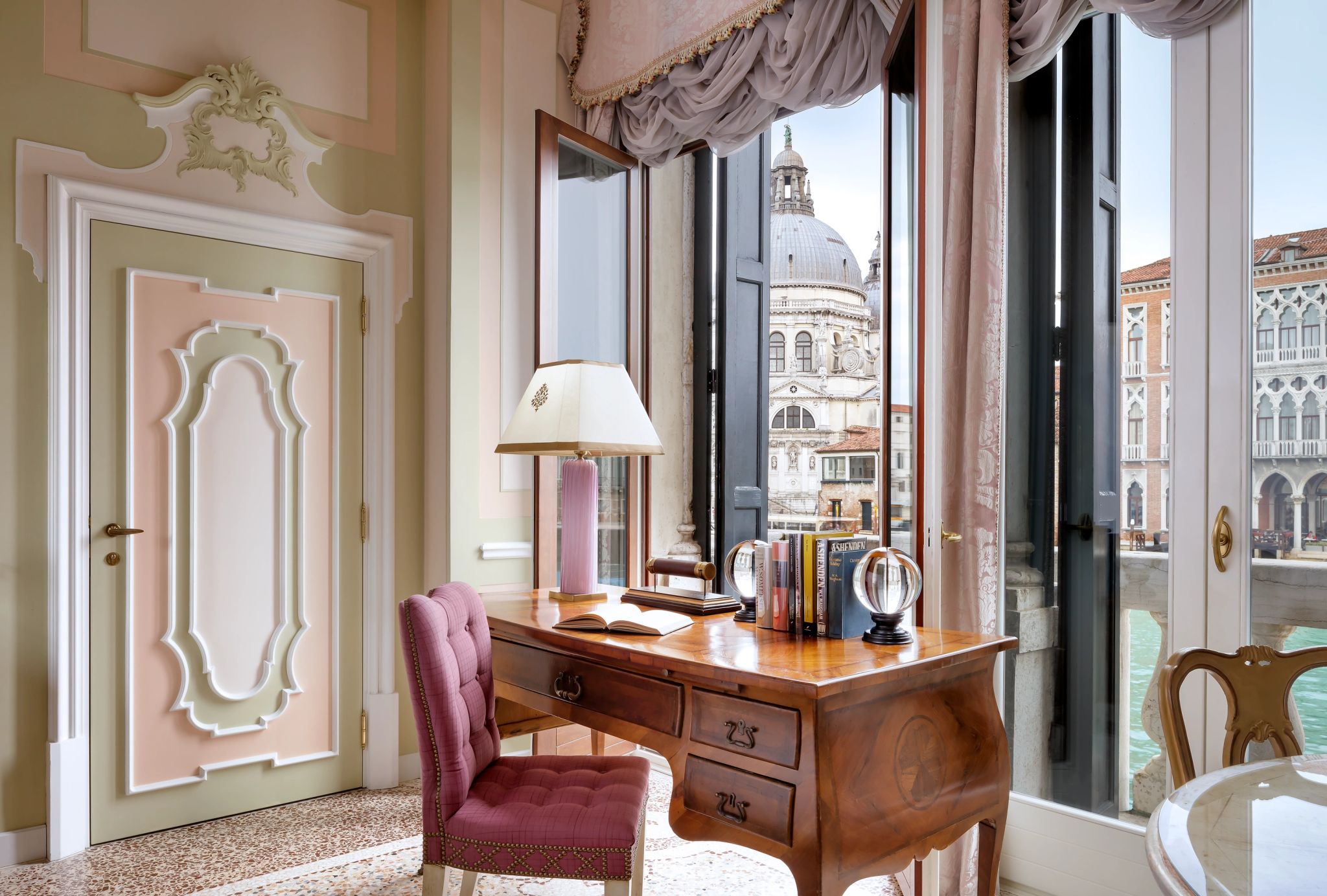 Royal Suite  escrivaninha - vista grand canal - suite classica