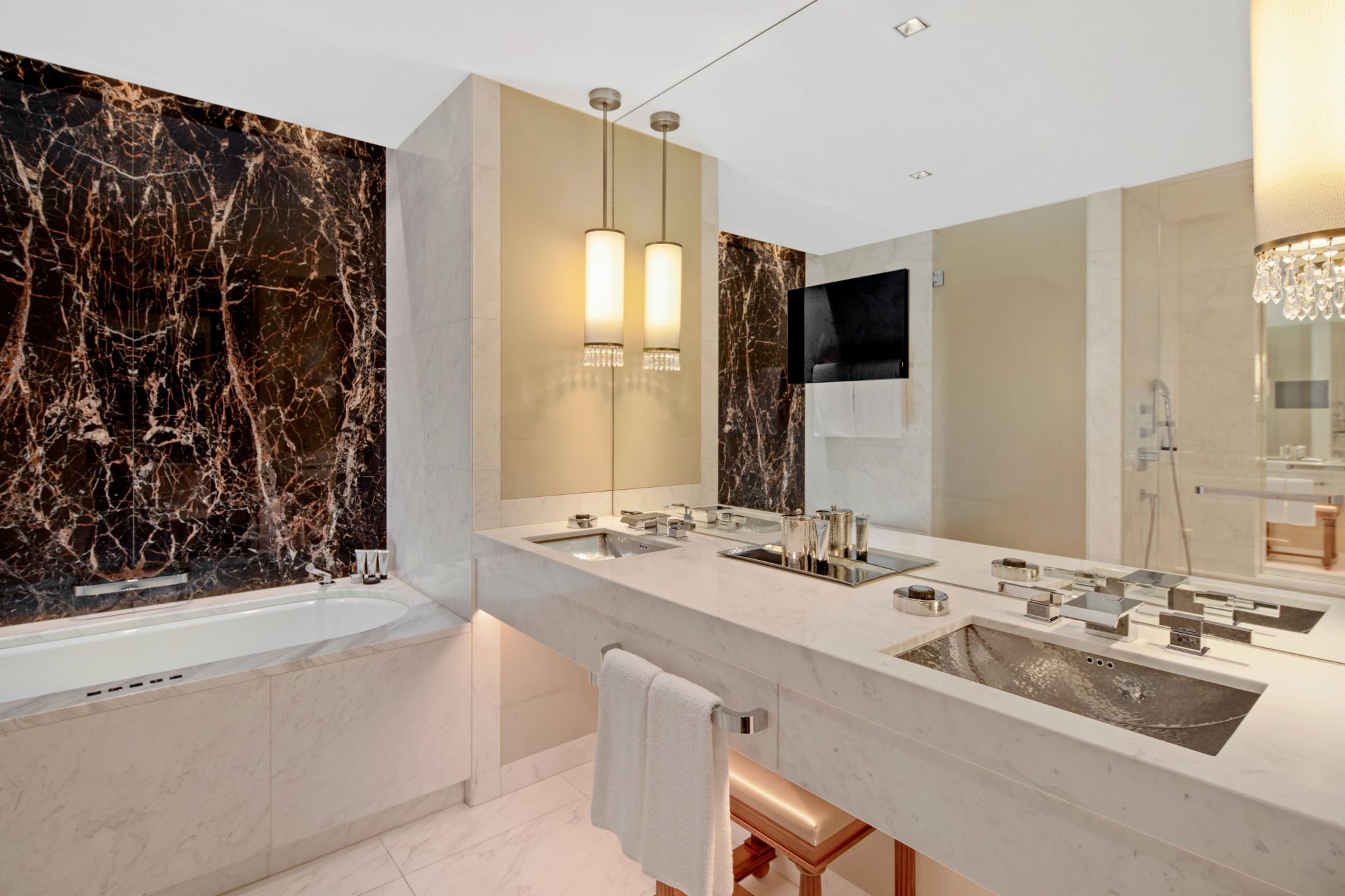 One King Bed Deluxe banheiro de marmore – banheiro quarto – banheiro hotel