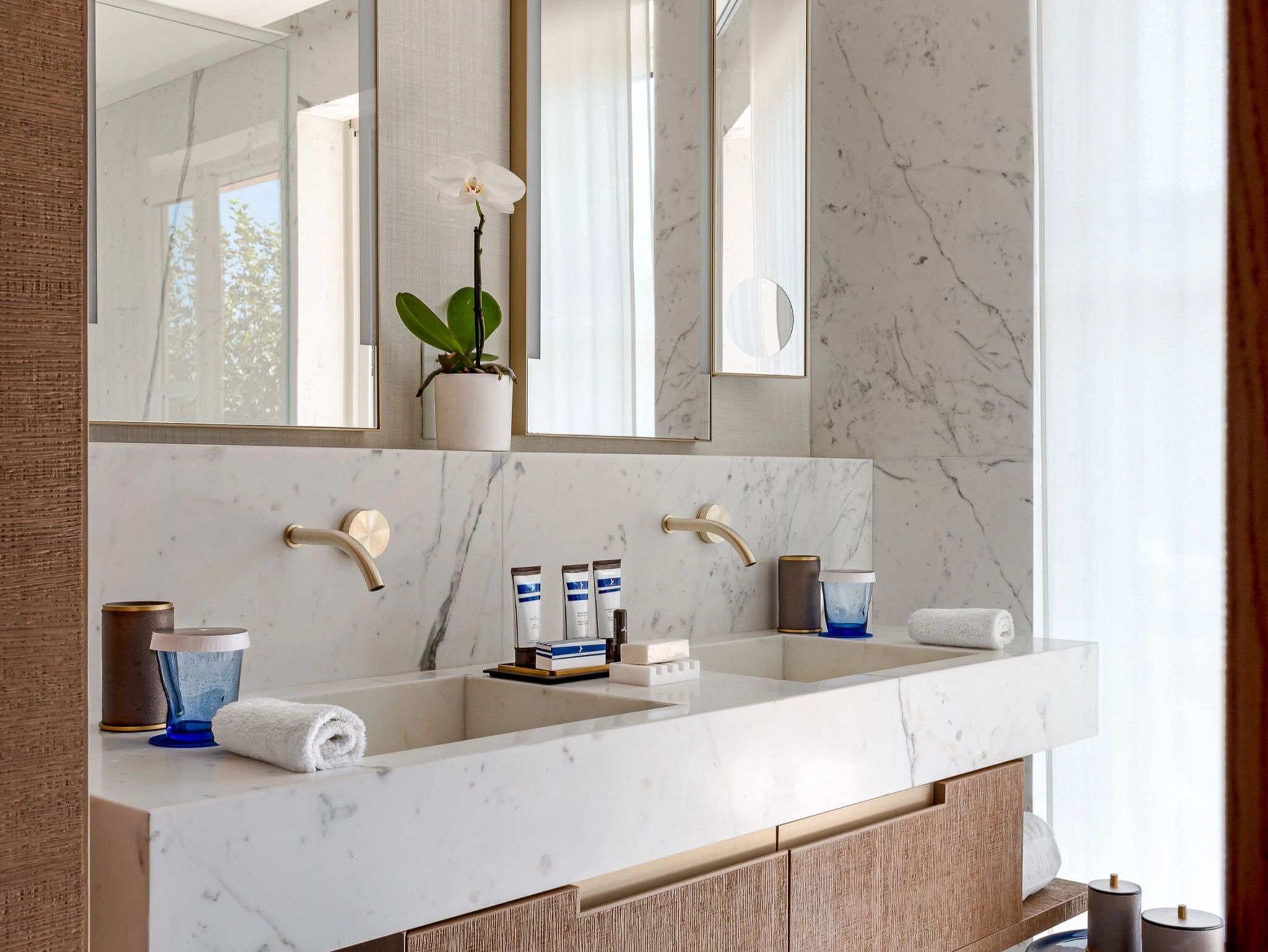 Courtyard Classic banheiro de luxo – banheiro casal – pia dupla