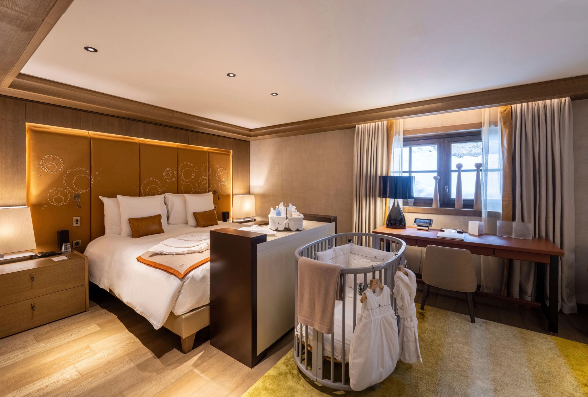 The Chalet mesa de trabalho – cama de hotel – suite grande