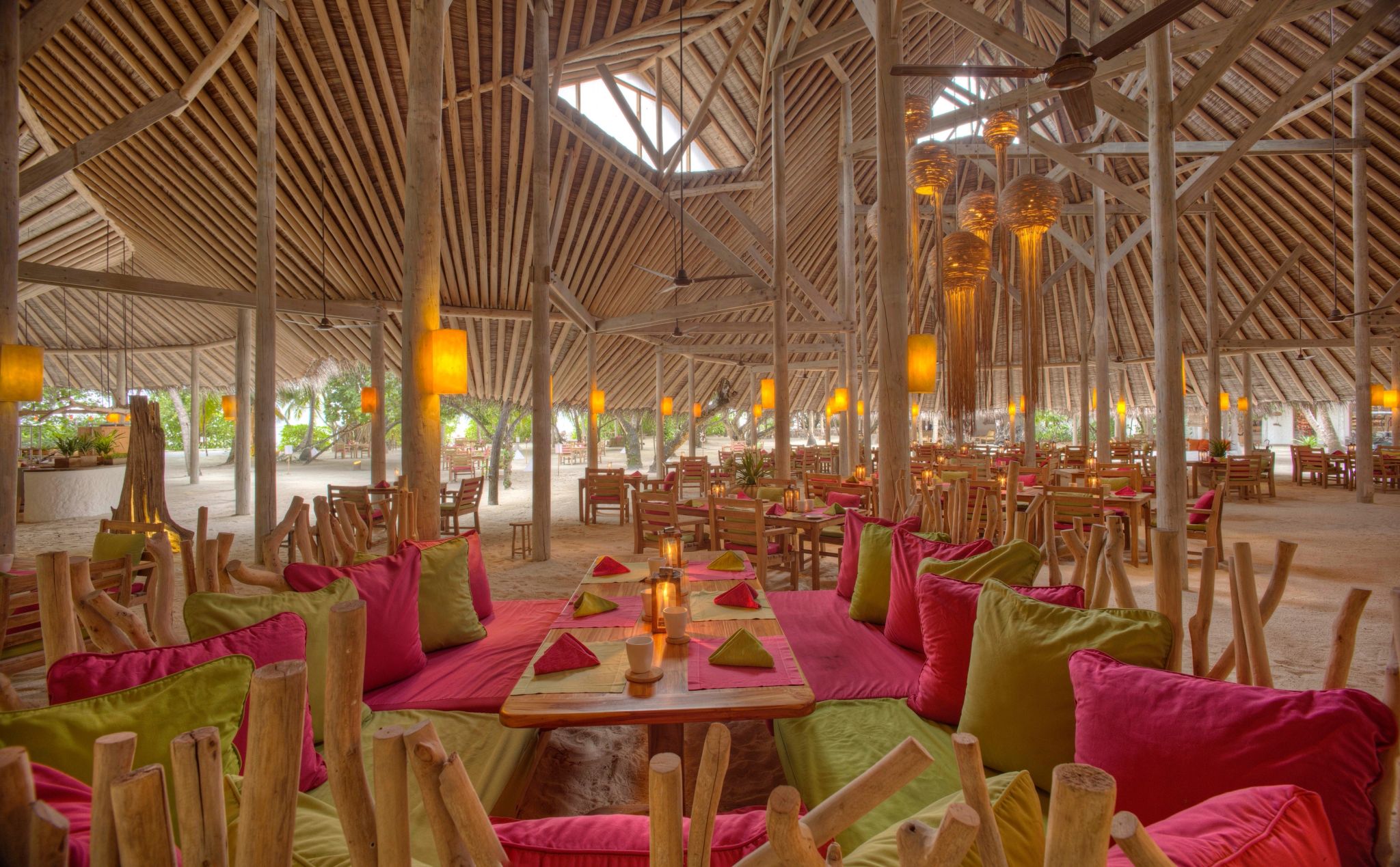 Soneva Fushi Down to Earth restaurante rustico natural - mesas madeira - gastronomia sustentavel