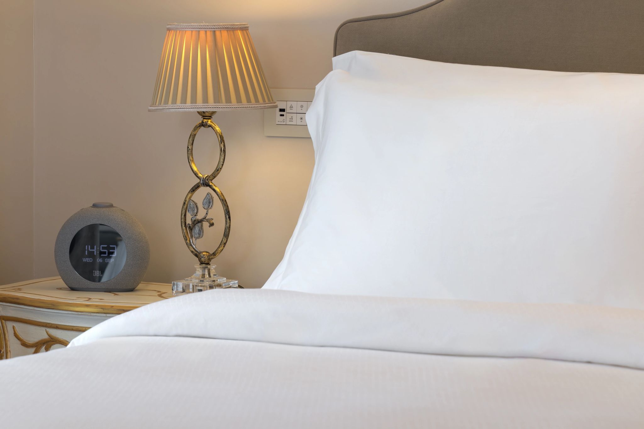 cama king - quarto casal - quarto vista cidade de atenas