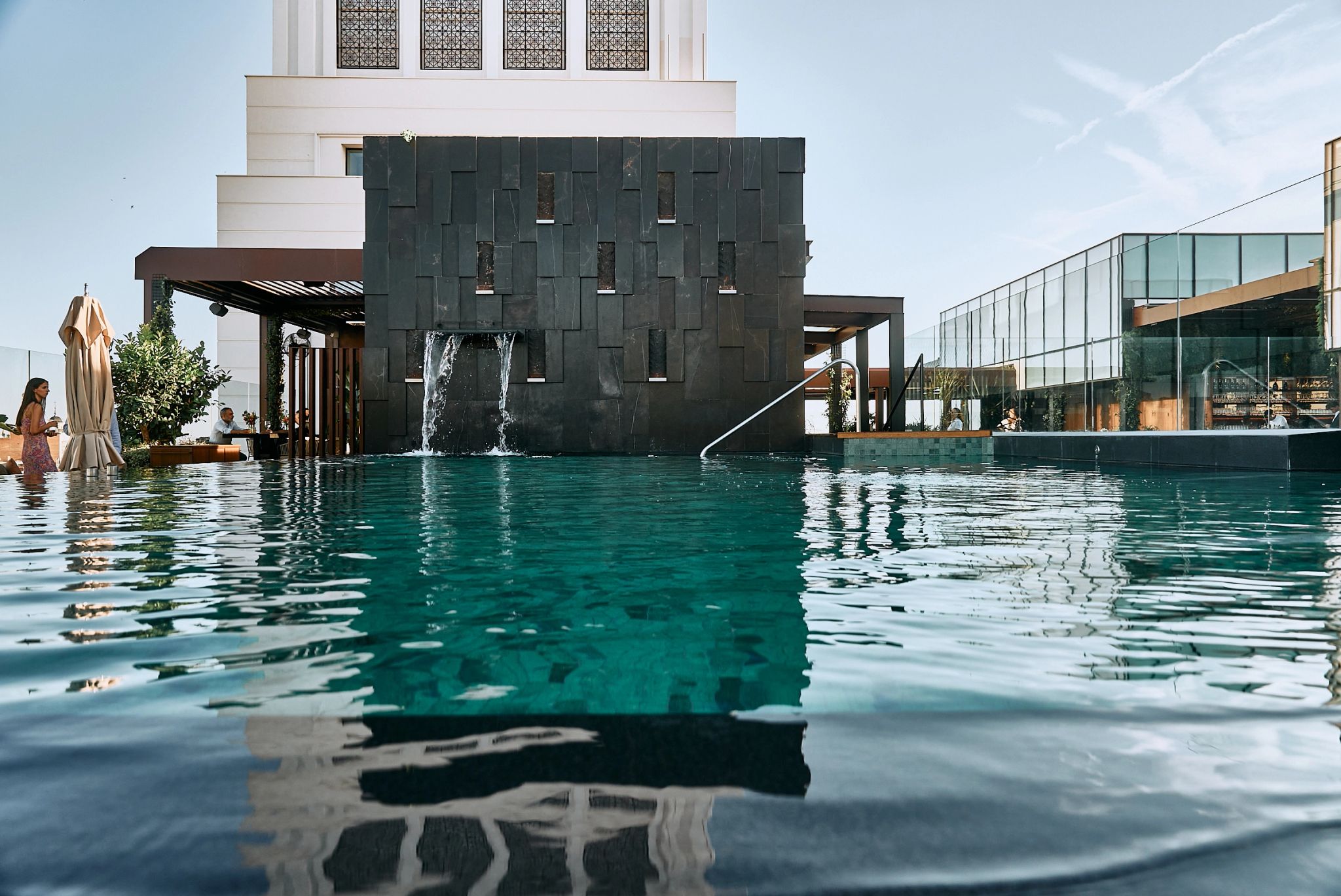 Rooftop do hotel piscina infinita - cascata