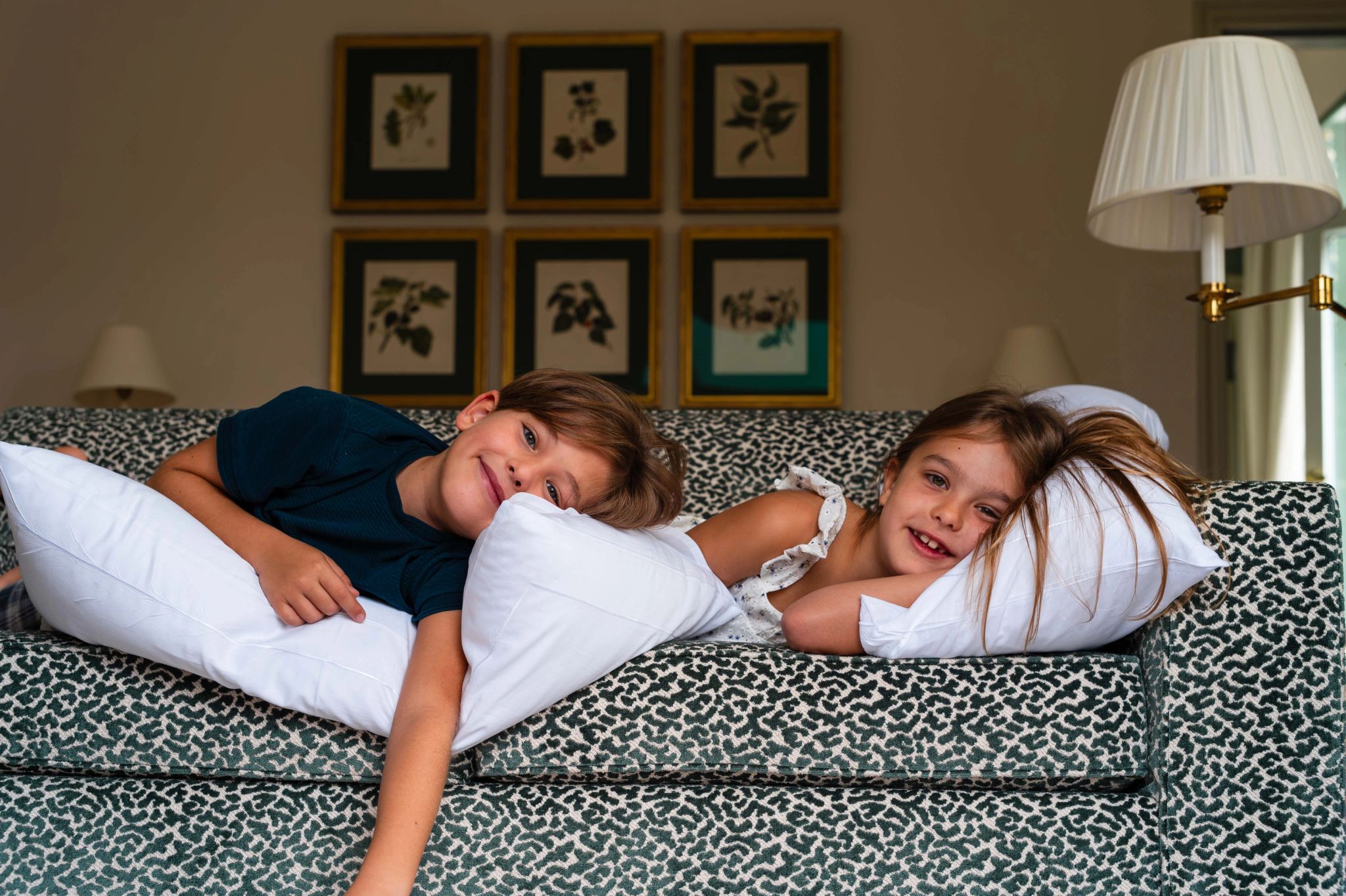 Hotel para Família hospede descansando em quarto de luxo