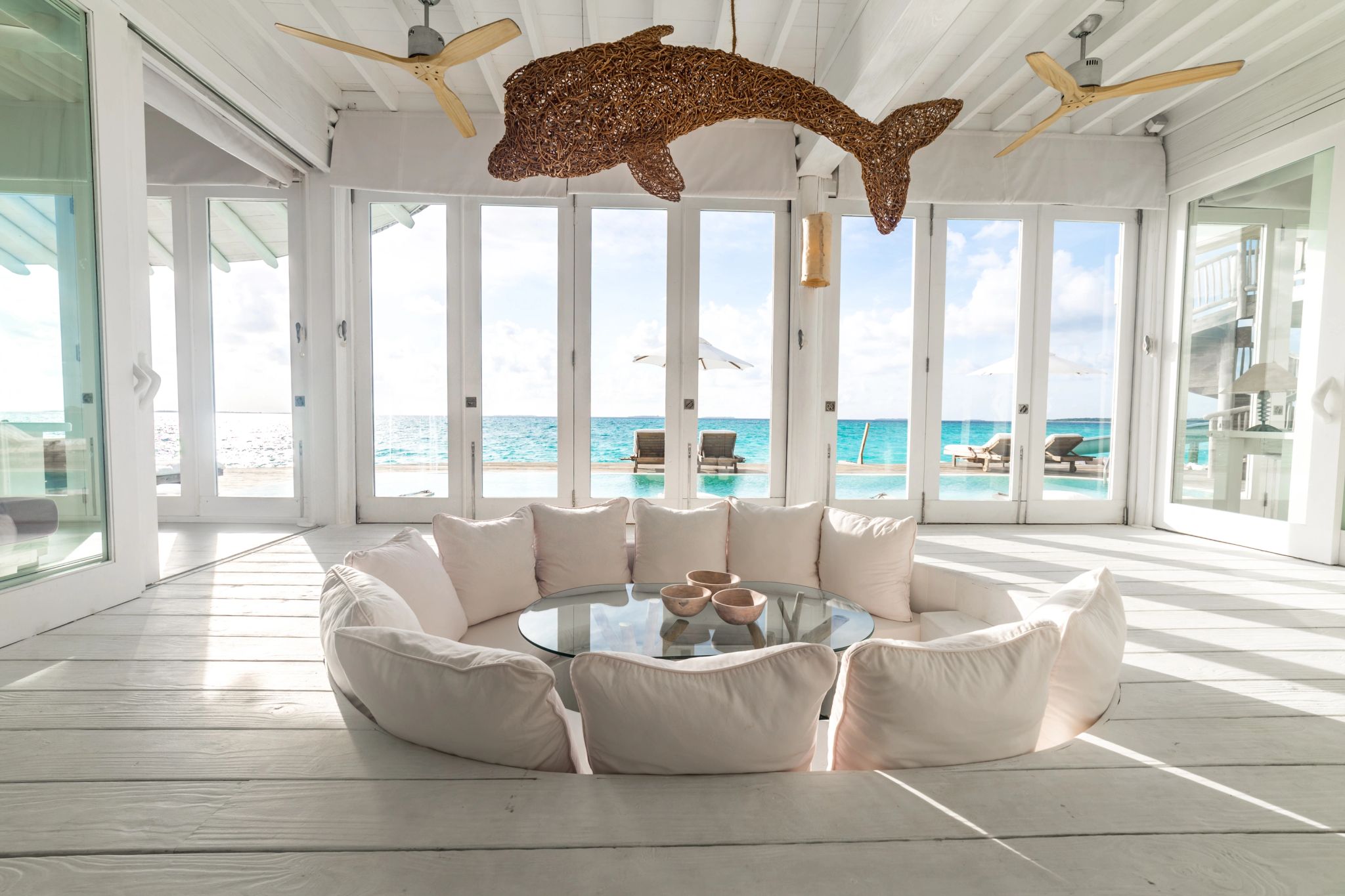 Three Bedroom Water Retreat Slide sala de estar - decoraçao tropical - design de luxo