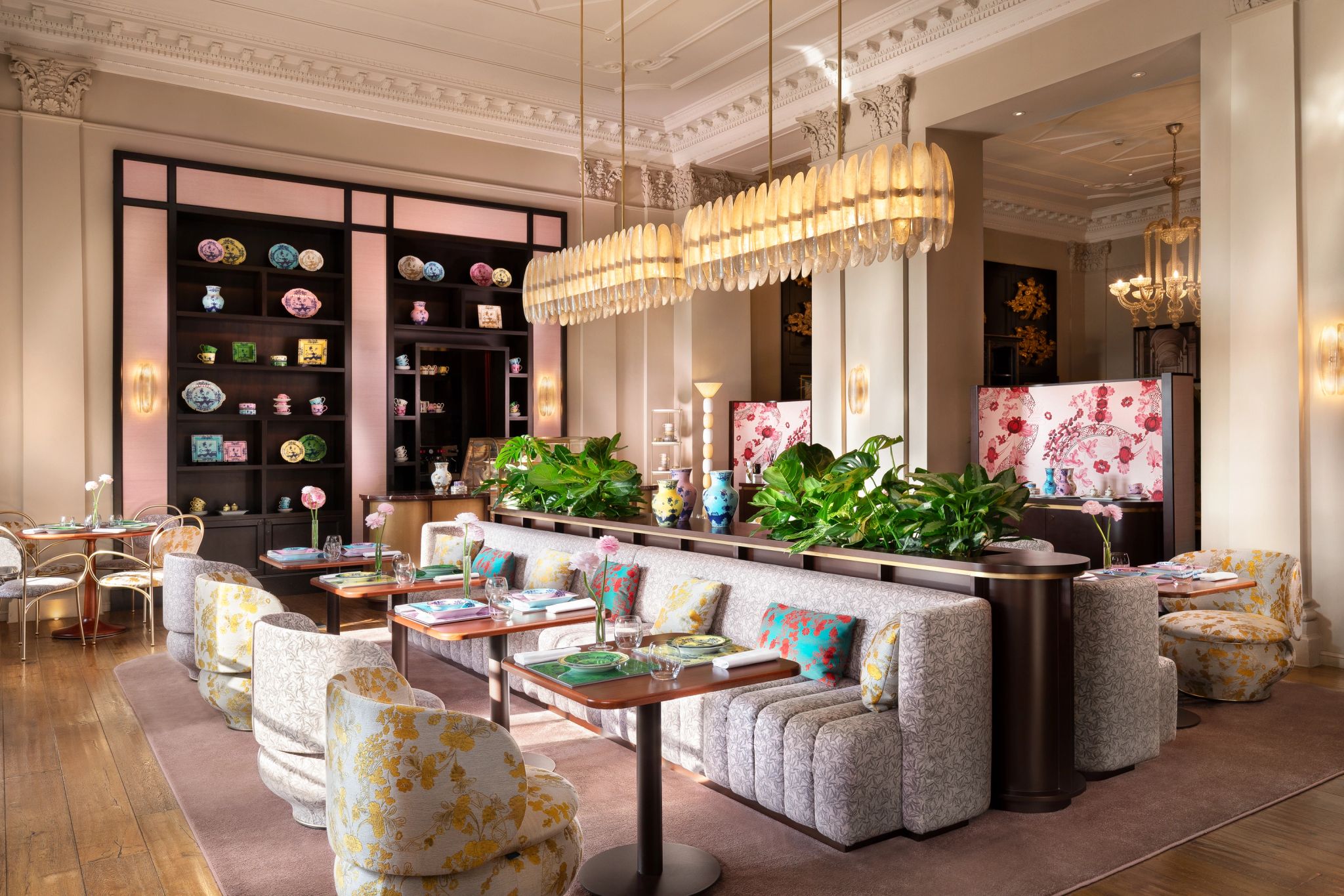 Café Ginori sala de estar colorida com design moderno no the st. regis florence