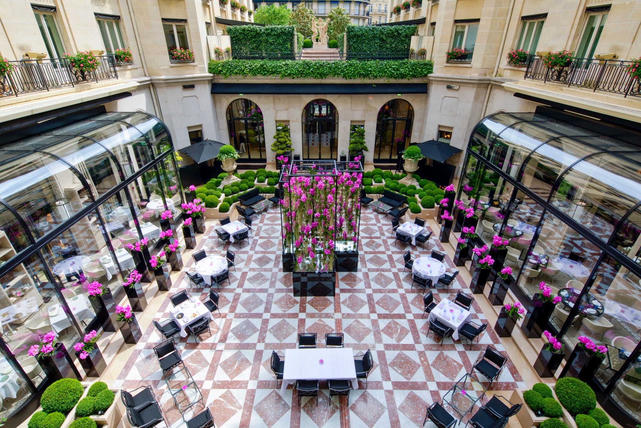 patio do four seasons - decoração com flores - four seasons paris