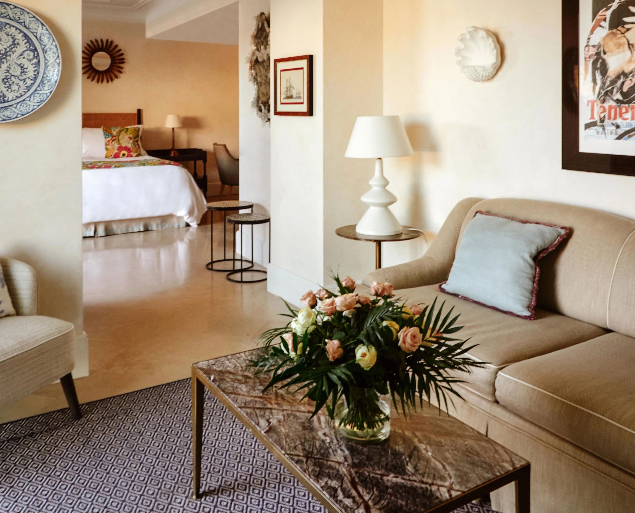 Ionica Pool Suite cama king - sala de estar da suite - suite premium