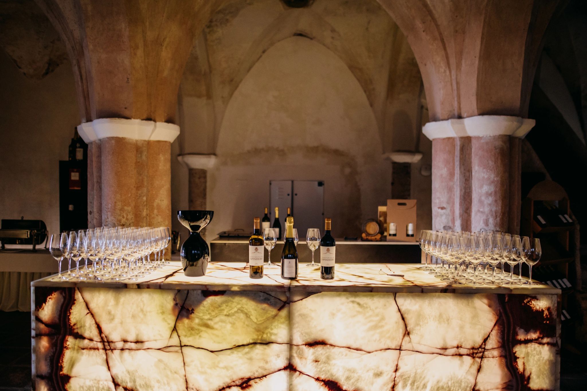 balcao de degustacao - garrafas selecionadas - ambiente rustico luxo