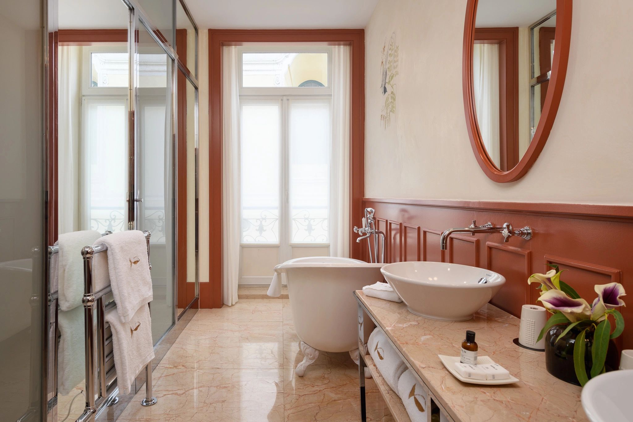 Suite Chiado banheiro premium – pia dupla – banheira de imersao