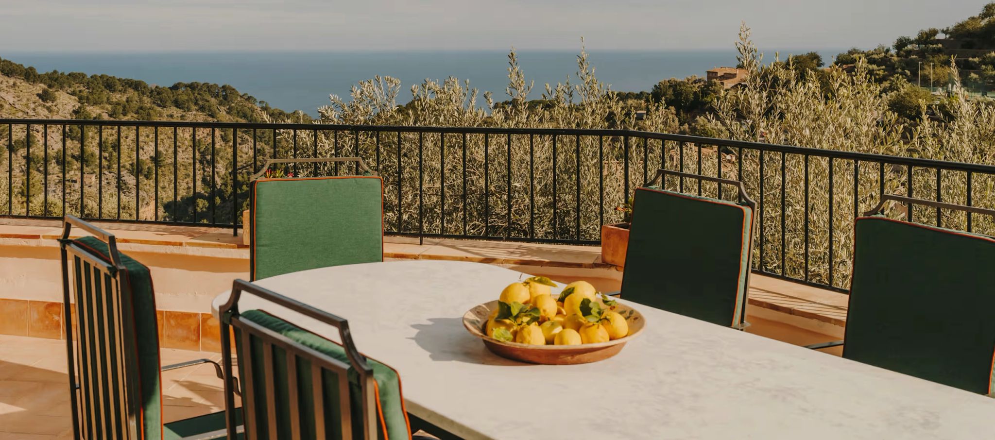 mesa externa - hotel com varanda - vista mediterraneo