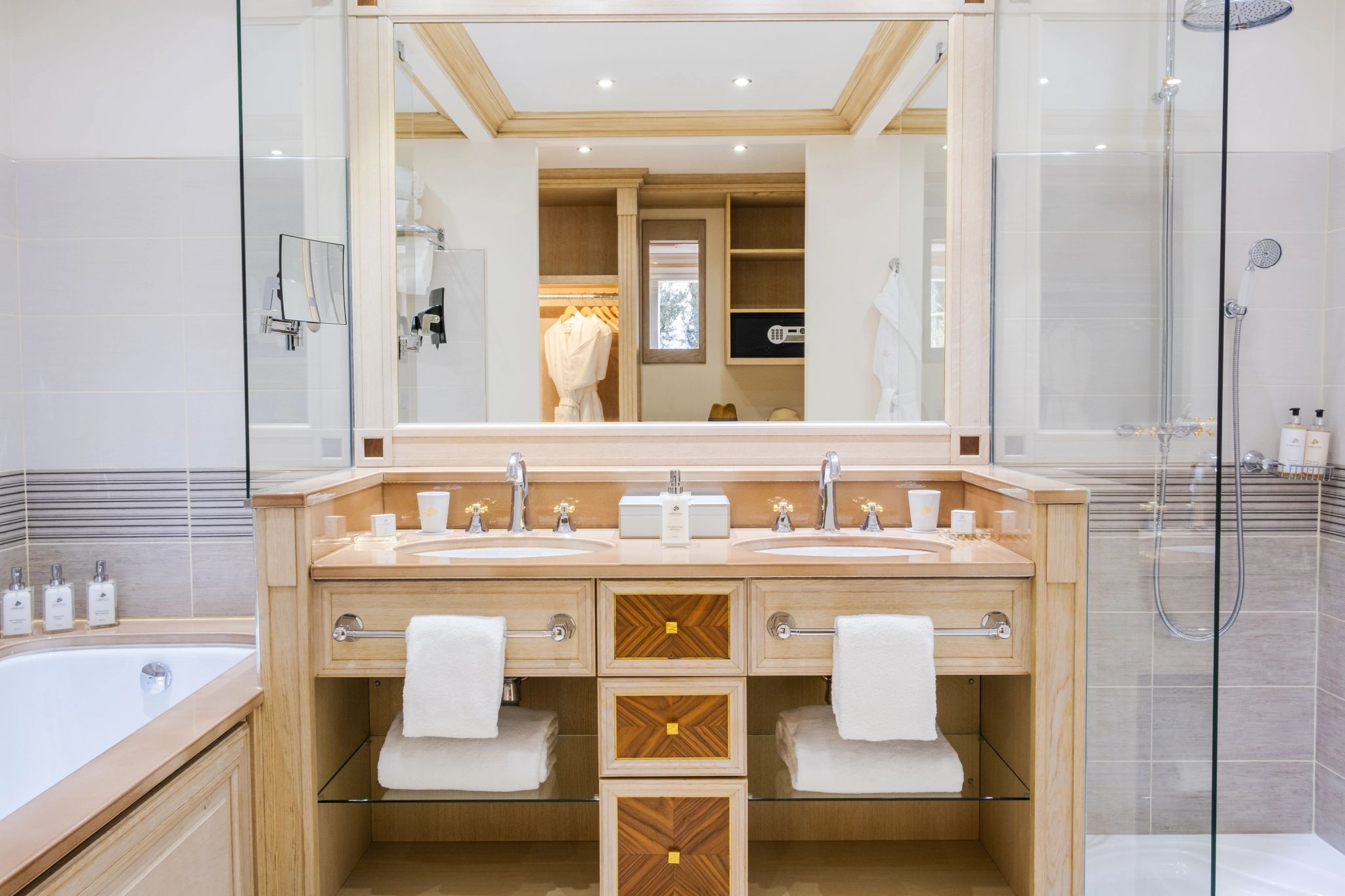 Junior Suite Pampelonne banheiro de luxo – banho premium – banheira de imersao