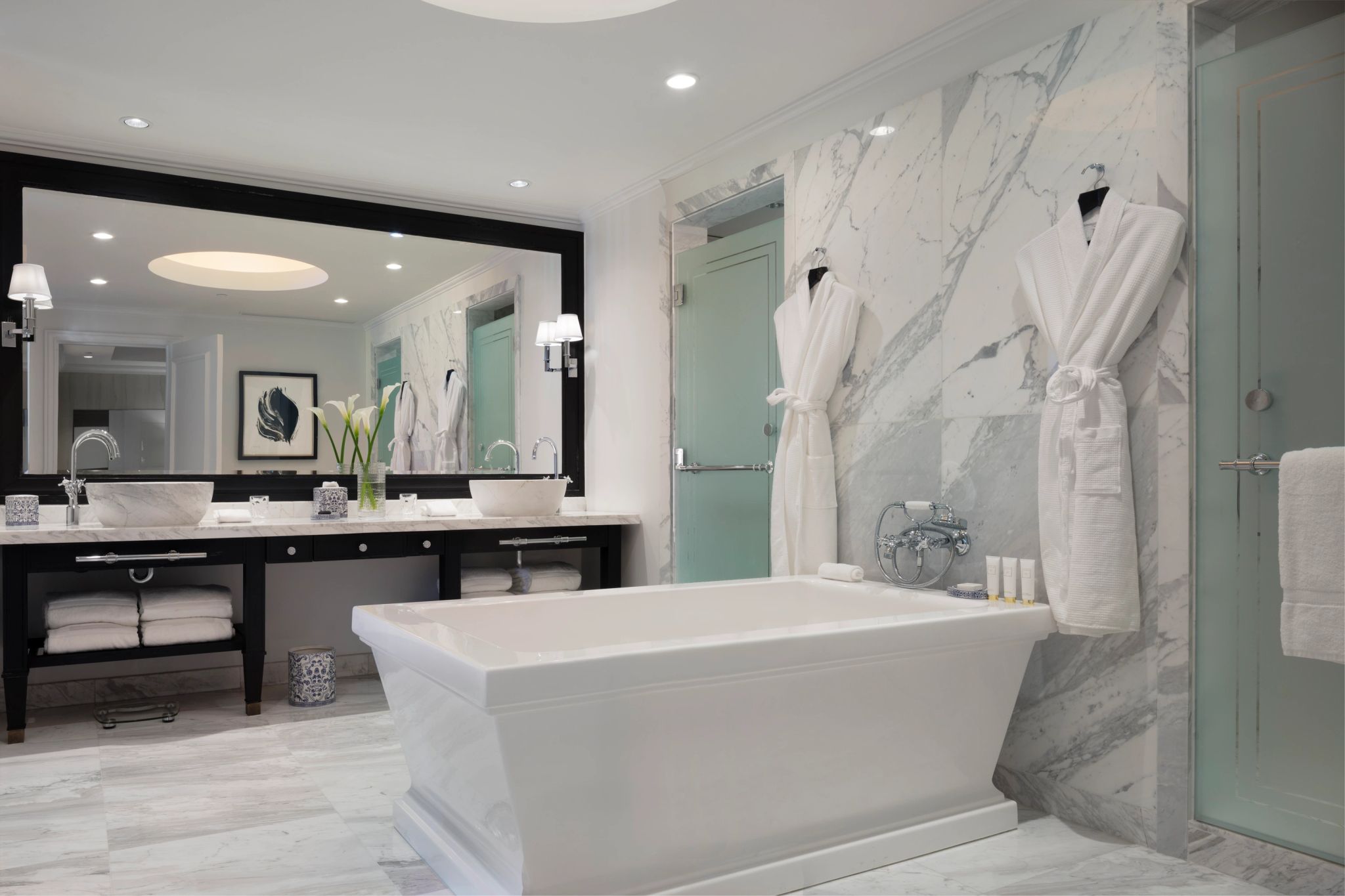 banho de banheira – banheiro em marmore – banheiro amplo - banho premium