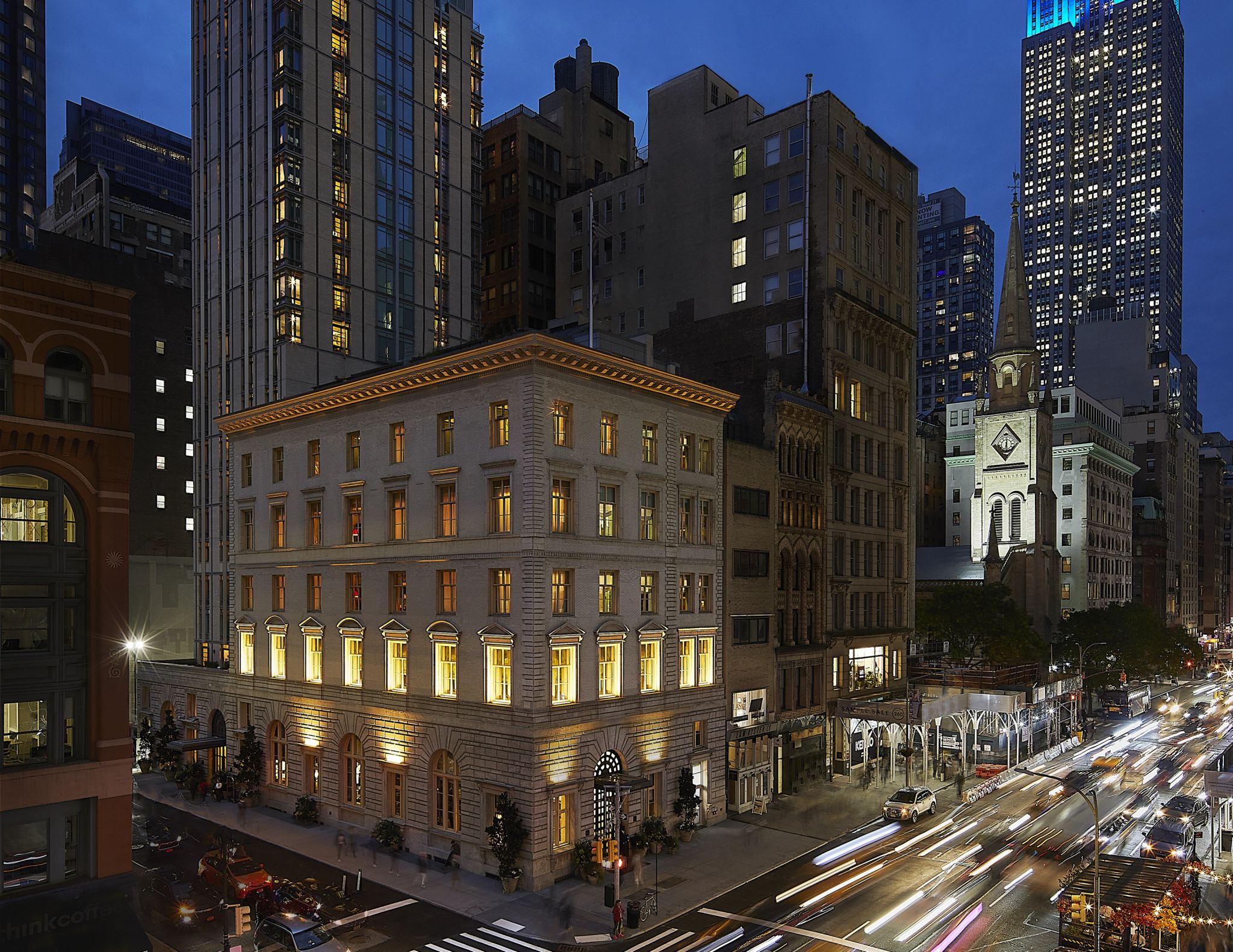 hotel iluminado ny - vista noturna luxo - hospedagem manhattan