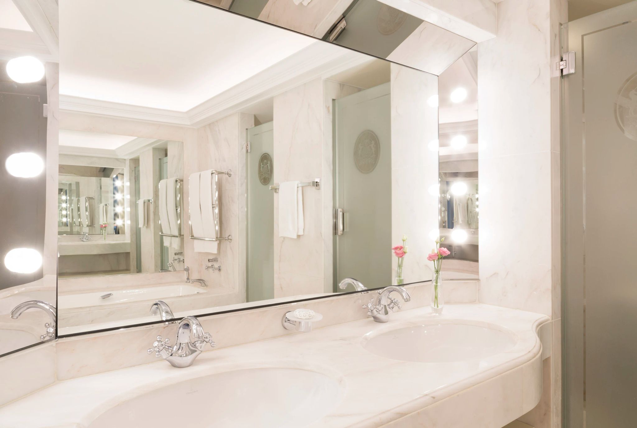 Executive banheiro com pia dupla - pia dupla - espelho com luzes - banheiro espaçoso