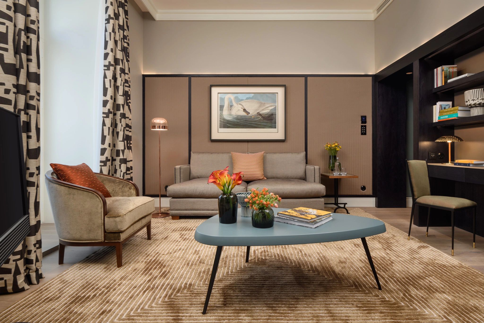 Suite Tejo sala de estar – sofa de luxo – mesa de trabalho